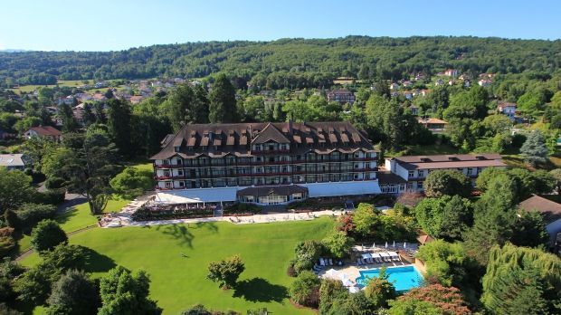 
                <strong>Das Hotel "Ermitage" in Evian</strong><br>
                Das Hotel "Ermitage" liegt in Evian auf der französischen Seite des Genfer Sees.
              