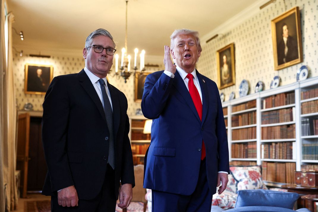 Keir Starmer (links) hofft auf gute Wirtschaftsbeziehungen zu den USA - spielt Trump mit?