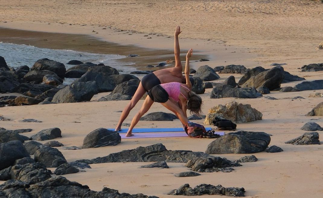 Wer im Urlaub Yoga machen möchte, muss nicht nach Indien reisen – auch in Deutschland lassen sich vielerorts wunderbar Entspannungsübungen machen.