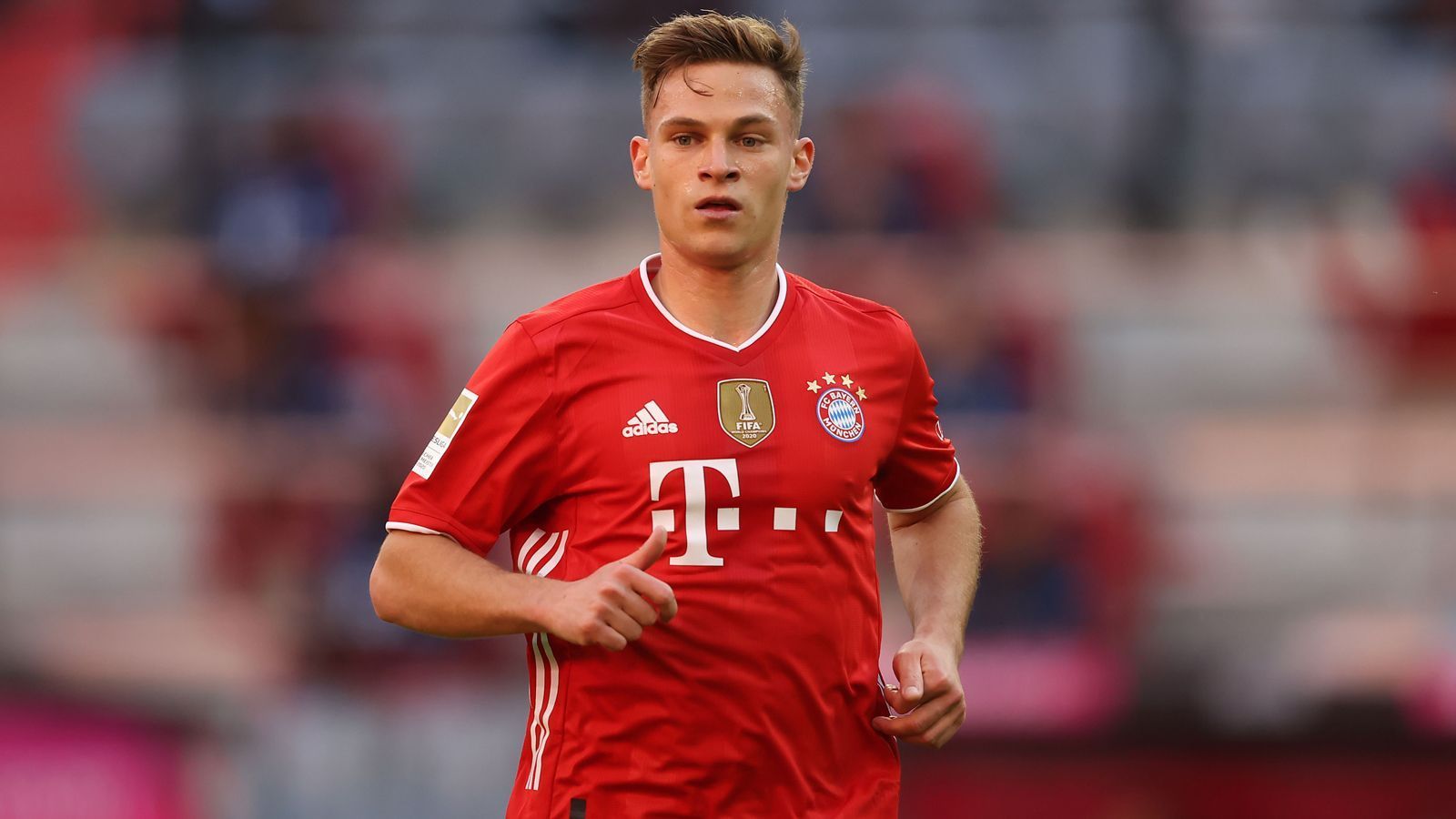 
                <strong>Mittelfeld: Joshua Kimmich (FC Bayern München)</strong><br>
                Die Bayern feiern den neunten Meistertitel in der Bundesliga in Folge und mitverantwortlich dafür war Nationalspieler Joshua Kimmich. Der Mittelfeldmann etablierte sich nach dem Abgang von Thiago als Sechser im Münchner Star-Ensemble. Neben den Abräum-Arbeiten vor der Abwehr überzeugte Kimmich auch noch als verlässlicher Vorlagengeber. Alleine in der Bundesliga assistierte der 26-Jährige bei zehn Bayern-Treffern. 
              