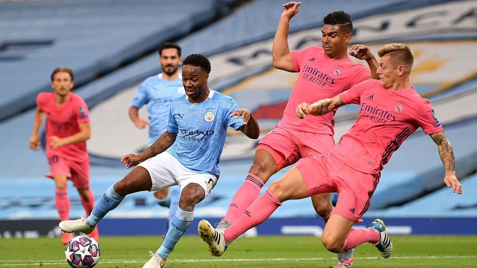 
                <strong>Manchester City vs. Real Madrid</strong><br>
                2019/20 setzte sich City-Coach Guardiola im CL-Achtelfinale gegen die "Königlichen" durch, für die der spanische Trainer so etwas wie der Angstgegner ist. In seiner Zeit beim FC Barcelona verlor der 50-Jährige nur einen von zehn Clasicos als Coach, insgesamt unterlag der Katalane dem Hauptstadtklub lediglich viermal in 19 Partien als Verantwortlicher an der Seitenlinie. Auf der anderen Seite ging Real-Trainer Zinedine Zidane nach vier Spielen gegen den englischen Spitzenklub nur einmal als Sieger Platz und dürfte einiges daran setzen, diese Statistik aufzuhübschen.
              
