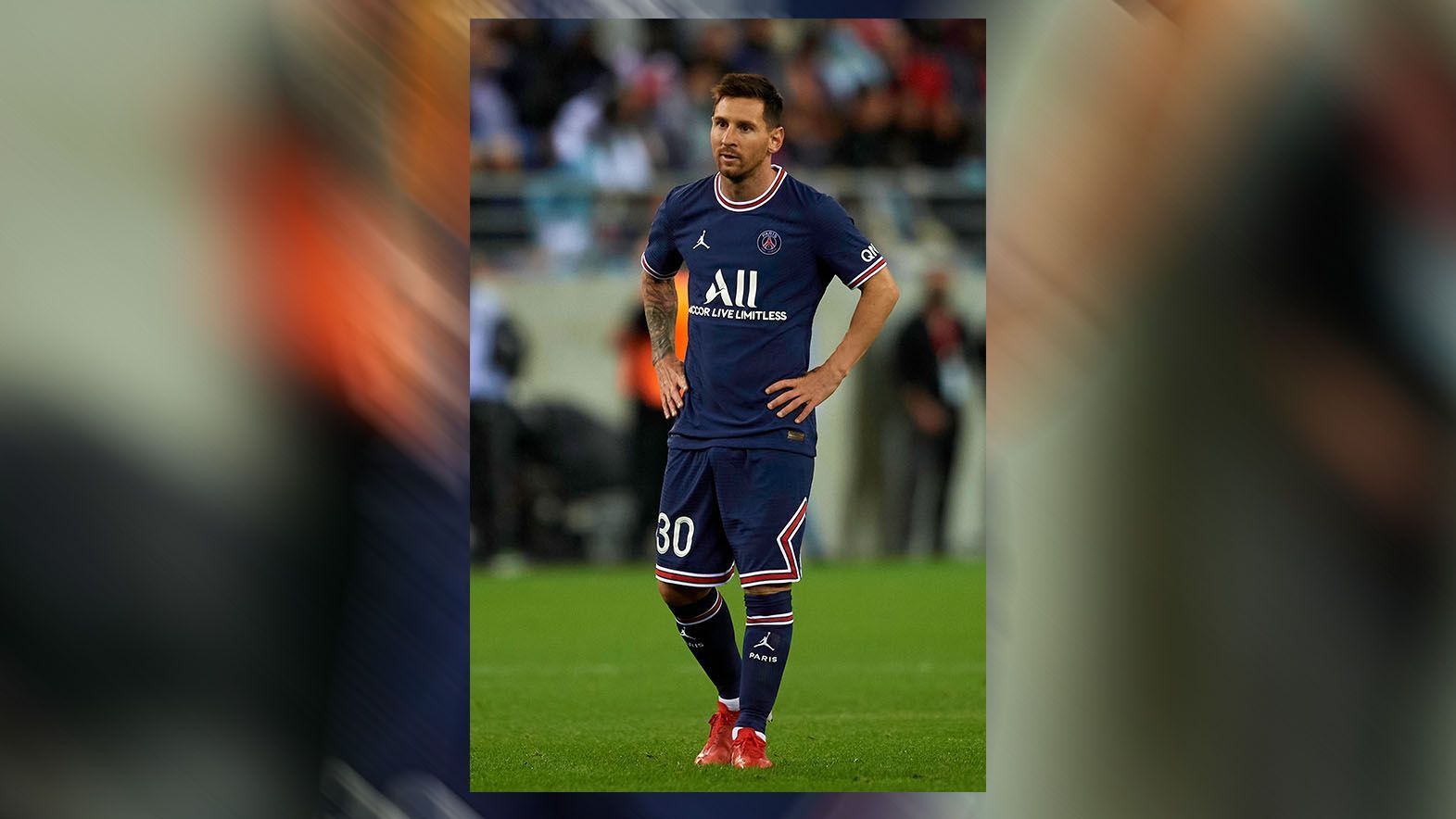 
                <strong>Erster Auftritt in der Ligue 1: Lionel Messi debütiert für Paris St.-Germain</strong><br>
                Der sechsmalige Weltfußballer erlebt ein unspektakuläres Debüt in den Farben von Paris St.-Germain. Obwohl Messi fast eine halbe Stunde Spielzeit bekommt, bleibt der Argentinier ohne einen nennenswerte Torchance und lässt seine bekannte Genialität vermissen. Die PSG-Offensive agiert mit dem Superstar nicht kreativer und bleibt somit ebenfalls hinter den Erwartungen zurück. Nichtsdestotrotz fahren die Hauptstädter in Reims einen soliden, wenn auch wackligen 2:0-Sieg ein. Nach der Länderspielpause dürften wir mehr von Messi, Mbappe und Co. sehen.
              