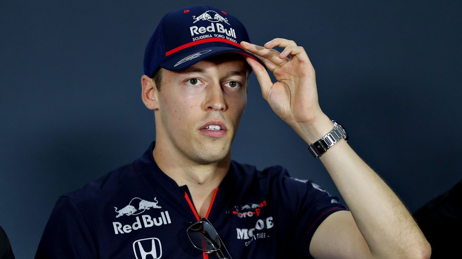 
                <strong>Daniil Kwjat (AlphaTauri)</strong><br>
                Daniil Kwjat hatte sich nach guten Leistungen Hoffnungen gemacht, vielleicht wieder eine Chance im Red Bull zu bekommen. Doch der Russe bleibt bei Toro Rosso bzw. beim in AlphaTauri umbenannten Rennstall. Mindestens für diese Saison.Vertrag bis: Ende 2020
              