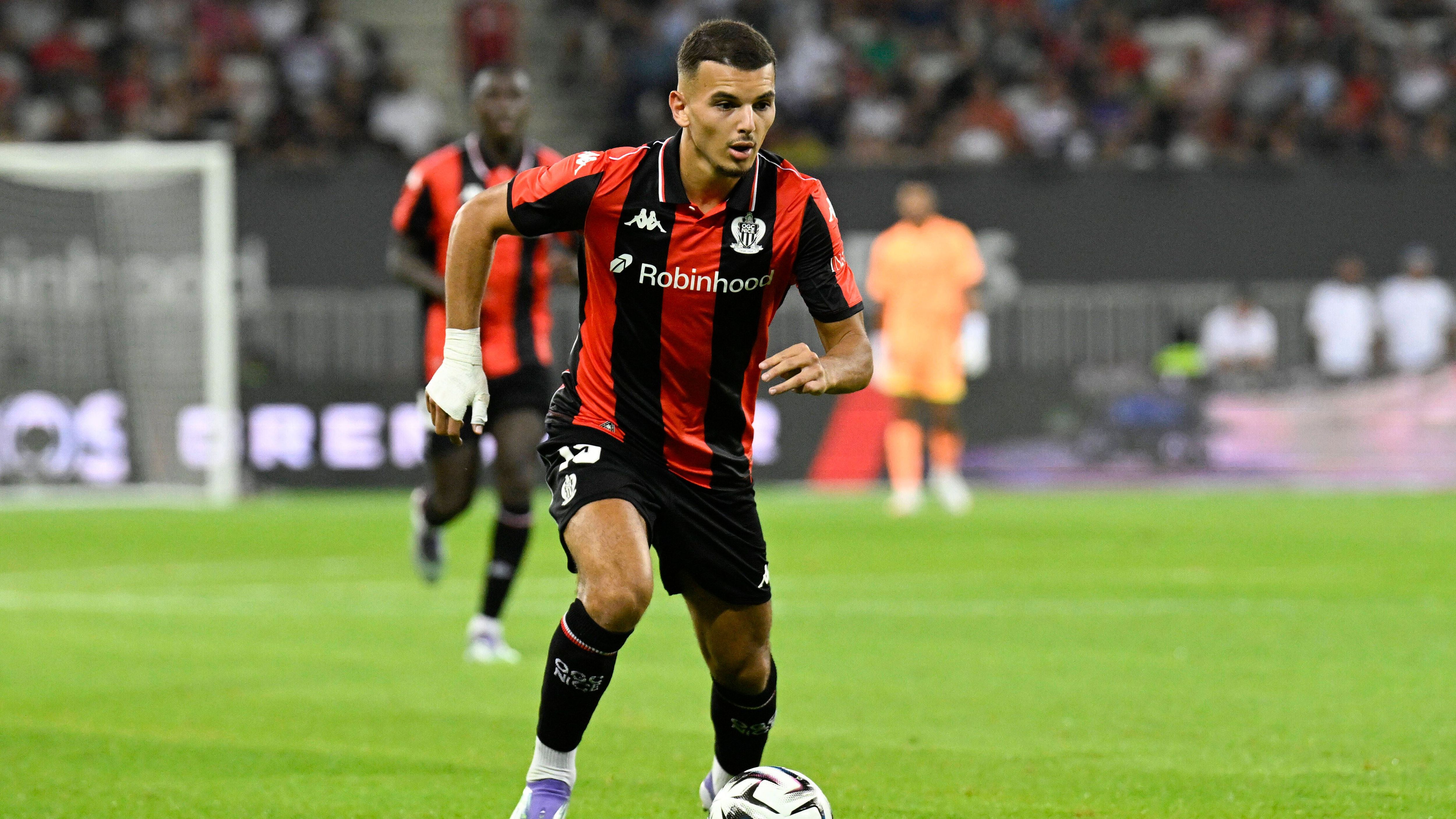 <em><strong>Badredine Bouanani (OGC Nizza)</strong><br>Nach dem späten Abgang von Nick Woltemade zu Newcastle United und der Knieverletzung von Deniz Undav am zweiten Bundesliga-Spieltag hat der VfB Stuttgart laut Transferexperte Fabrizio Romano bereits Ersatz gefunden: Badredine Bouanani soll von OGC Nizza kommen. Das Gesamtpaket soll sich auf 20 Millionen Euro belaufen, Klubs und Spieler seien sich einig – nur die formalen Schritte ständen noch aus.</em>