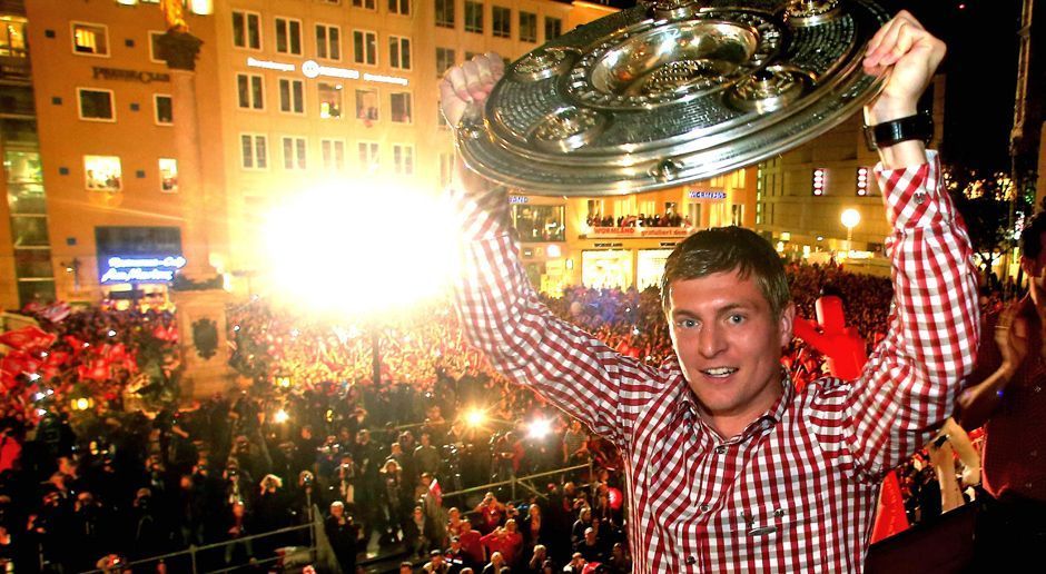
                <strong>Drei deutsche Meisterschaften</strong><br>
                Bis zu seinem 23. Lebensjahr hatte Kroos bereits drei deutsche Meistertitel gewonnen. Bevor er zu Bayer 04 Leverkusen verliehen wurde, gehörte Kroos schon im zarten Alter von 18 Jahren zum Meisterkader der Bayern in der Saison 2007/08. Einen weit größeren Anteil an den Meistertiteln der Münchner hatte er in seinen letzten beiden Bayern-Spielzeiten 2012/13 und 2013/14.  
              