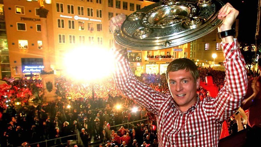<strong>Drei deutsche Meisterschaften</strong><br>
                Bis zu seinem 23. Lebensjahr hatte Kroos bereits drei deutsche Meistertitel gewonnen. Bevor er zu Bayer 04 Leverkusen verliehen wurde, gehörte Kroos schon 2007/08 im zarten Alter von 18 Jahren zum Meisterkader der Bayern. Einen weit größeren Anteil an den Meistertiteln der Münchner hatte er in seinen letzten beiden Bayern-Spielzeiten 2012/13 und 2013/14. &nbsp;
