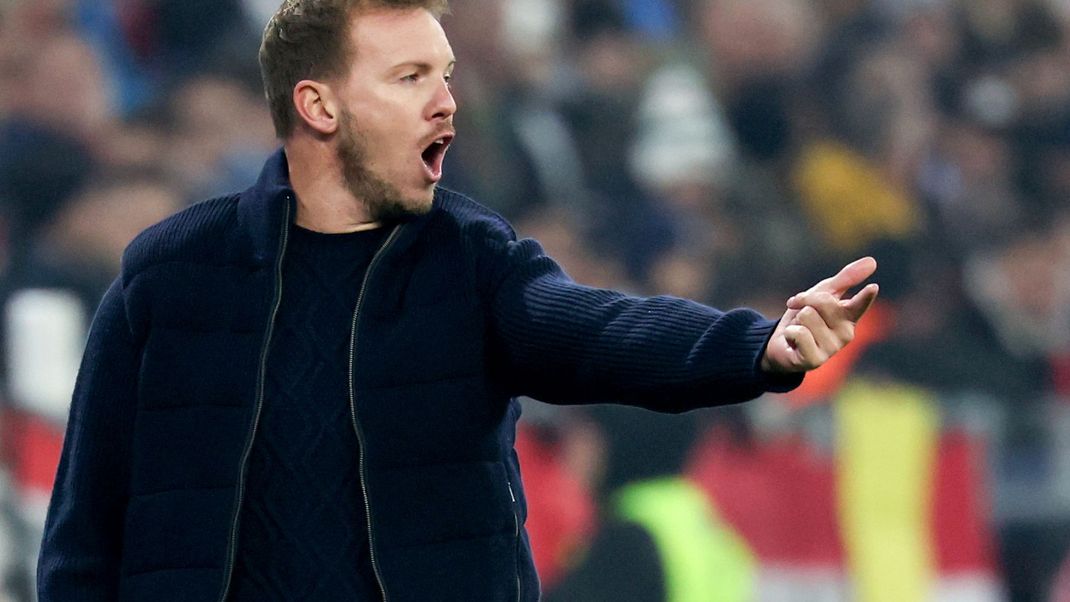 Bundestrainer Julian Nagelsmann gibt taktische Anweisungen. 