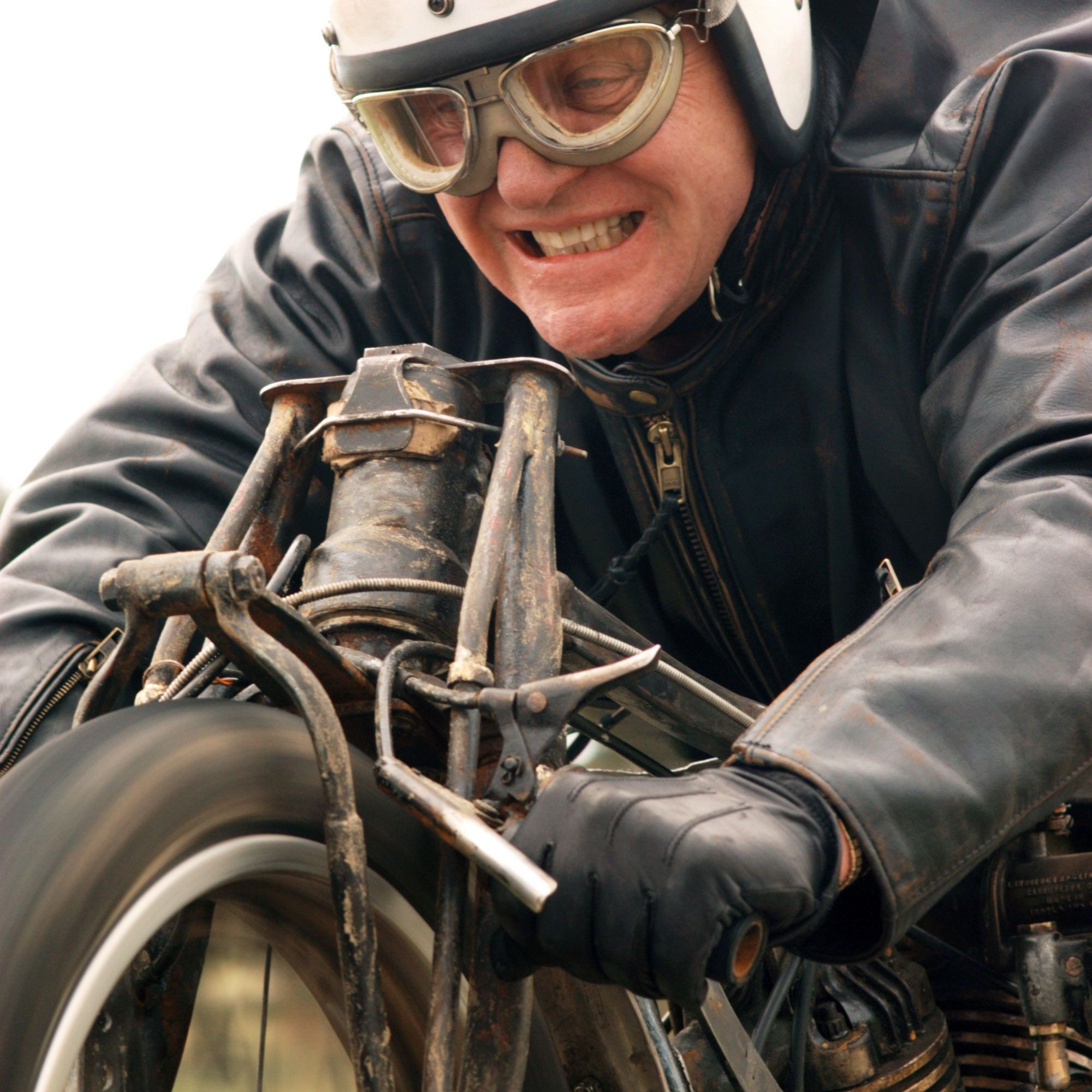 In seiner Rolle als Burt Munro spielt sich Sir Anthony Hopkins in die Herzen der Zuschauer.