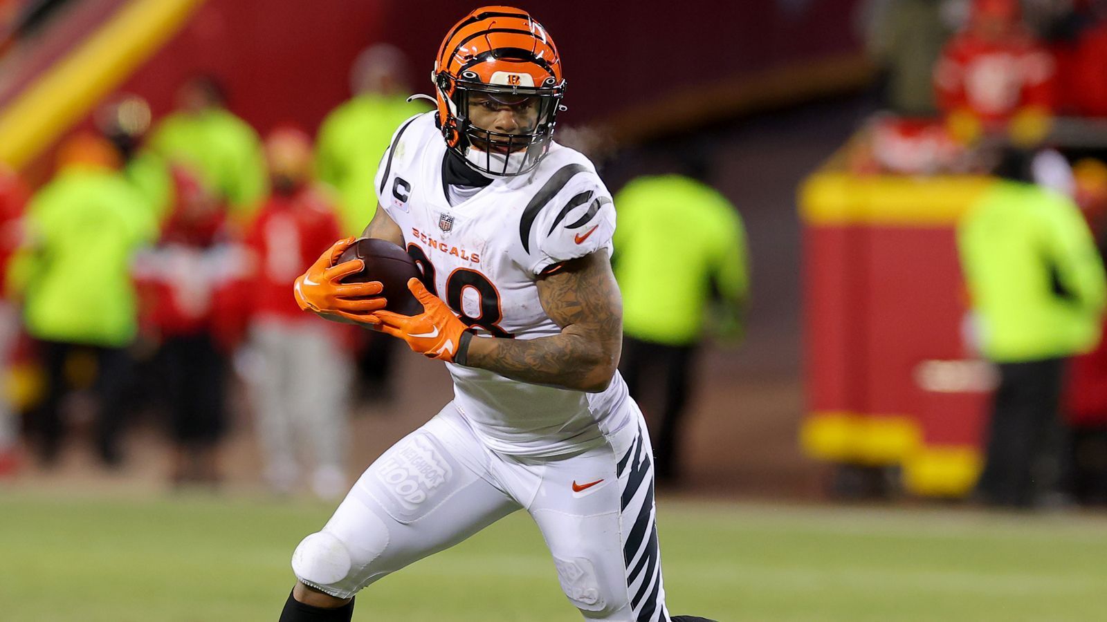 
                <strong>25. Cincinnati Bengals</strong><br>
                Was!? Nur Platz 25 mit einem RB wie Joe Mixon? Ja. Denn neben Mixon haben die Bengals nach dem Abgang von Samaje Perine nicht viel und durch verschiedene Offseason Issues ist die Zukunft des Star-Läufers ungewiss. Daher sind wir hier in der Bewertung streng und nehmen das Team auf Platz 25, auch wenn Mixon im Normalfall zur Elite gehört.RB1: Mixon, Joe - RB2: Brown, Chase - RB3: Williams, TrayveonWeitere RBs: Evans, Chris - Tyler Jr., Calvin - Saylors, Jacob
              