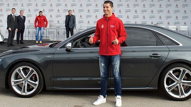 
                <strong>Audi-Dienstwagen</strong><br>
                Audi-Dienstwagen: Cristiano Ronaldos Fuhrpark umfasst angeblich 19 Autos. Wozu er die Autos alle braucht, fragt man sich besser nicht. Denn zusätzlich dürfen sich die Real-Stars von ihrem Sponsor Audi auch jährlich einen Dienstwagen aussuchen. Der S8, den sich der Portugiese aussuchte, gehört da nicht unbedingt zu den günstigsten Varianten auf der Liste.
              