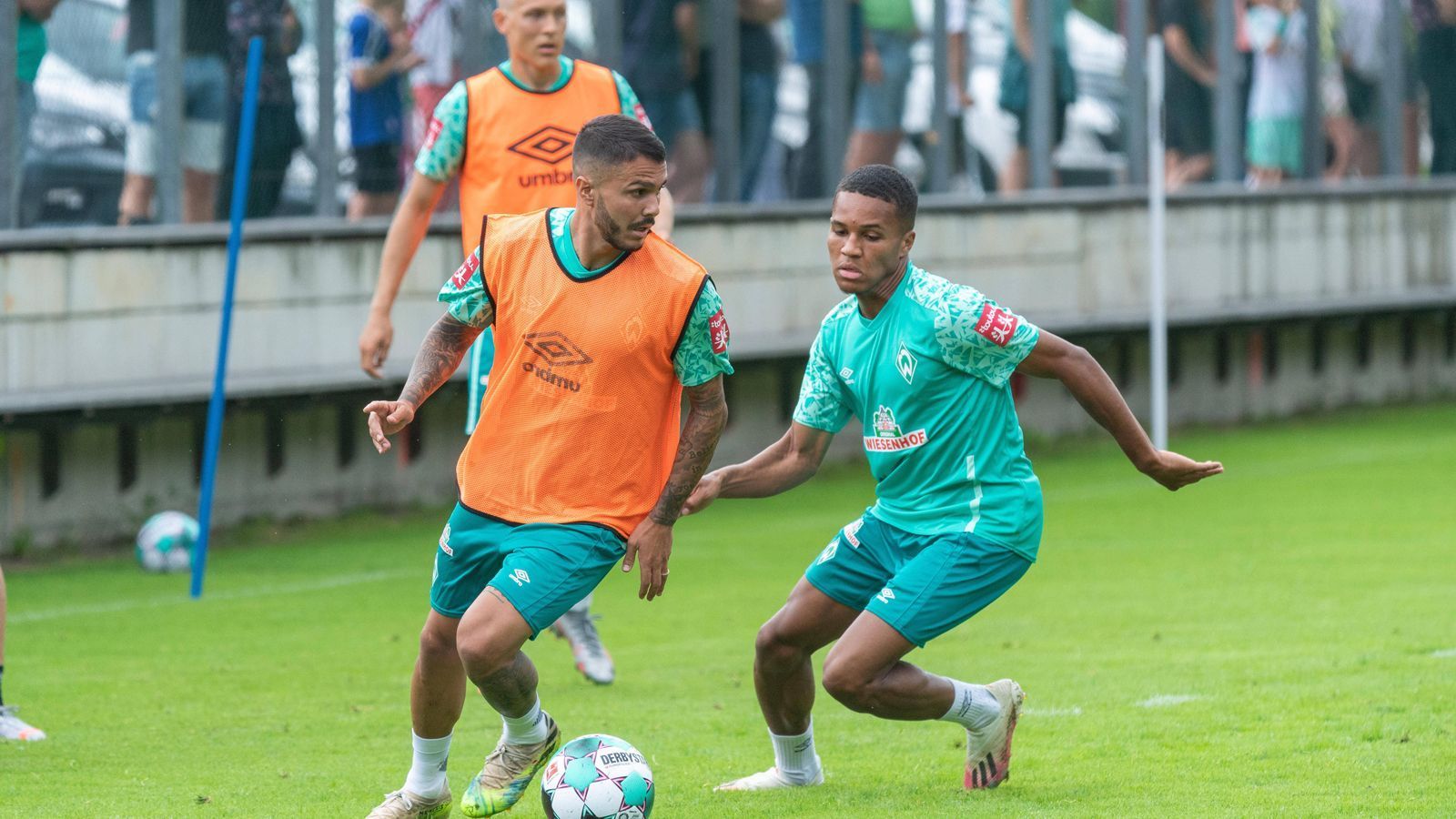 
                <strong>SV Werder Bremen</strong><br>
                Diese Verträge laufen am längsten: Leonardo Bittencourt (li.) und Felix Agu (re./beide bis Ende Juni 2024)
              