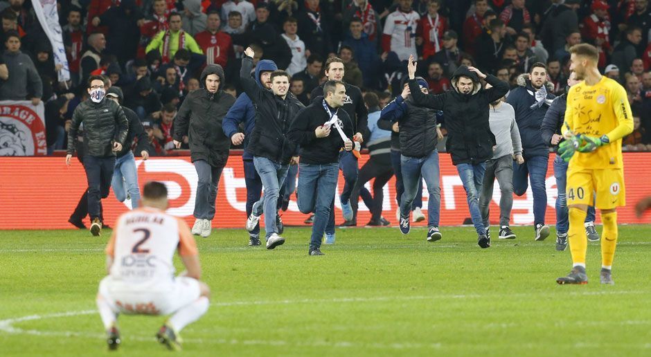 
                <strong>Fans stürmten Platz in Lille</strong><br>
                Am vergangenen Wochenende ging es in den Fußballstadien Europas hoch her - die Fans waren außer Rand und Band! Und nicht nur die Anhänger, auch ein Vereinsboss in Griechenland stürmte mit einer Pistole im Halfter auf den Platz und provozierte einen Abbruch. Auch in Lille (Bild), Saloniki, London und Hamburg kam es zu hässlichen Szenen. ran.de zeigt die Bilder zu den Ausschreitungen.
              