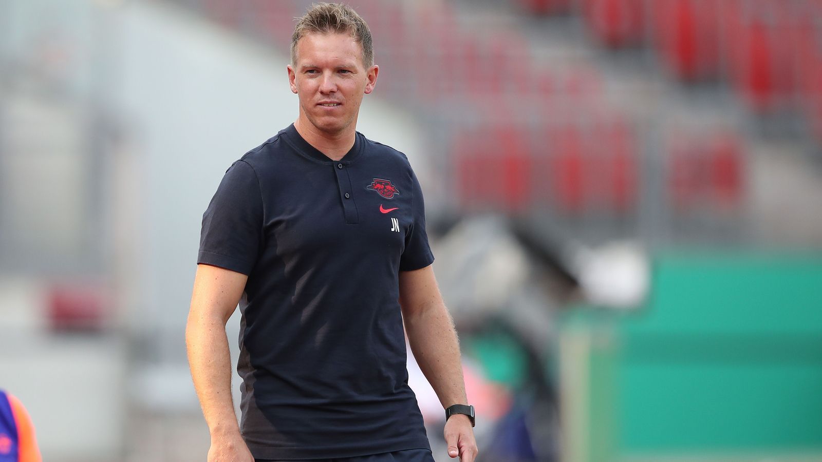 
                <strong>Julian Nagelsmann</strong><br>
                Nach Gerüchten um ein BVB-Interesse an Julian Nagelsmann hat RB Leipzig einen Abgang des 33-Jährigen eine klare Absage erteilt. "Ich kann versichern, dass Julian in der kommenden Saison unser Trainer ist", sagte Vorstandschef Oliver Mintzlaff am Sonntag in der TV-Sendung "Sky90". Nagelsmann besitzt in Leipzig einen Vertrag bis 2023 und hat keine Ausstiegsklausel.
              