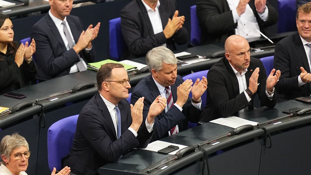 25.09.2025, Berlin: Jens Spahn (CDU, Mitte, l-r), CDU/CSU-Fraktionsvorsitzender im Bundestag, applaudiert neben Steffen Bilger, parlamentarischer Geschäftsführer der Unionsfraktion, und Alexander Hoffmann, CSU-Landesgruppenvorsitzender im Bundestag, im Plenarsaal im Bundestag nach der namentlichen Abstimmung von Richtern und Richterinnen am Bundesverfassungsgericht (BVerfG). 
