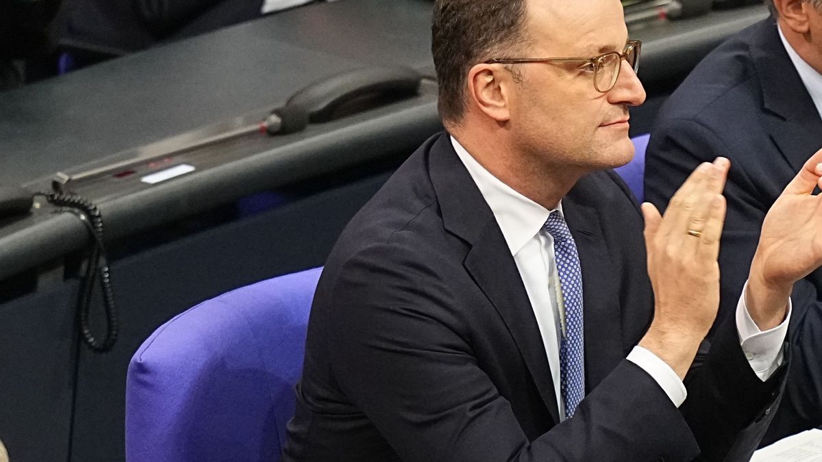 25.09.2025, Berlin: Jens Spahn, CDU/CSU-Fraktionsvorsitzender im Bundestag, applaudiert im Bundestag nach der namentlichen Abstimmung von Richter:innen am Bundesverfassungsgericht (BVerfG). 