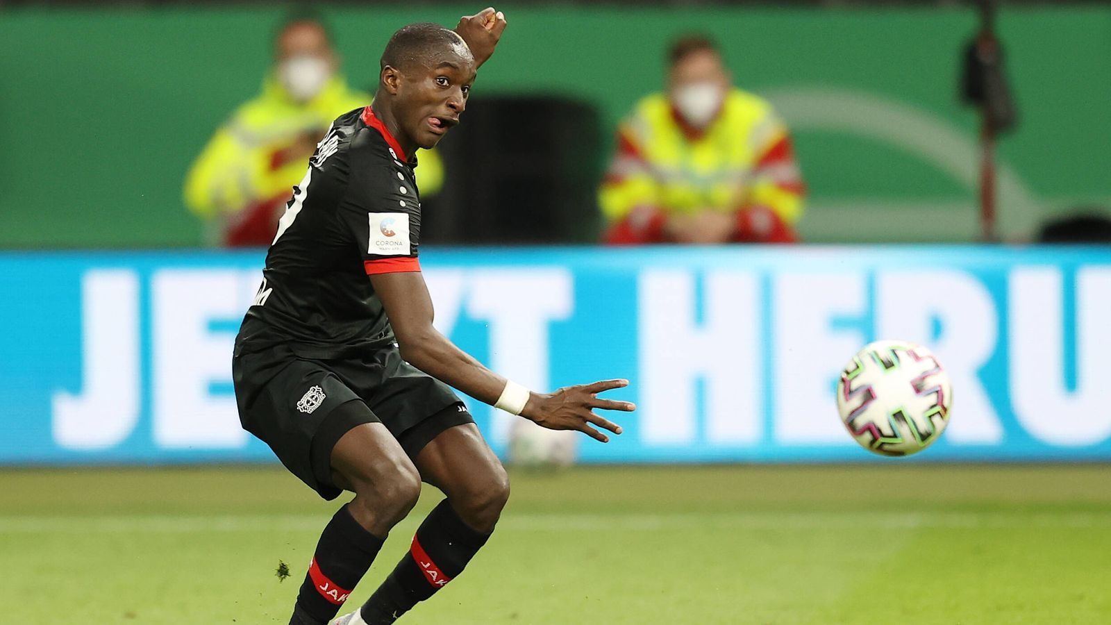 
                <strong>Moussa Diaby</strong><br>
                Der 21 Jahre alte Flügelflitzer ist in seiner ersten Saison unterm Bayer-Kreuz voll eingeschlagen. Leverkusens Angriffsspiel ist auf die Flügel ausgerichtet. Das liegt auch daran, dass Diaby mit seiner Schnelligkeit immer wieder Lücken in die gegnerische Abwehr reißen kann. 16 Torbeteiligungen in 38 Pflichtspielen sind vielleicht noch keine überragende Statistik. Doch gerade nach dem Restart präsentierte sich der Franzose in Topform.
              