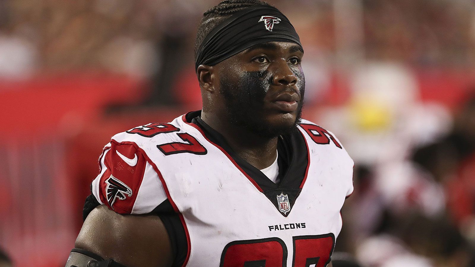 
                <strong>Grady Jarrett (Atlanta Falcons)</strong><br>
                Mit dem Franchise Tag für Grady Jarrett haben sich die Atlanta Falcons vor allem Zeit erkauft. Denn "ESPN" berichtet, dass eine Einigung zwischen Profi und Klub "weit entfernt" sei. Bereits in der vergangenen Offseason waren Gespräche über einen Vertrag für mehrere Jahre ergebnislos beendet worden. Auch diesmal sollten sich Verhandlungen schwierig gestalten. Als Defensive Tackle dürfte sich Jarrett diesen Umstand zumindest mit 15,2 Millionen US-Dollar Gehalt versüßen.
              