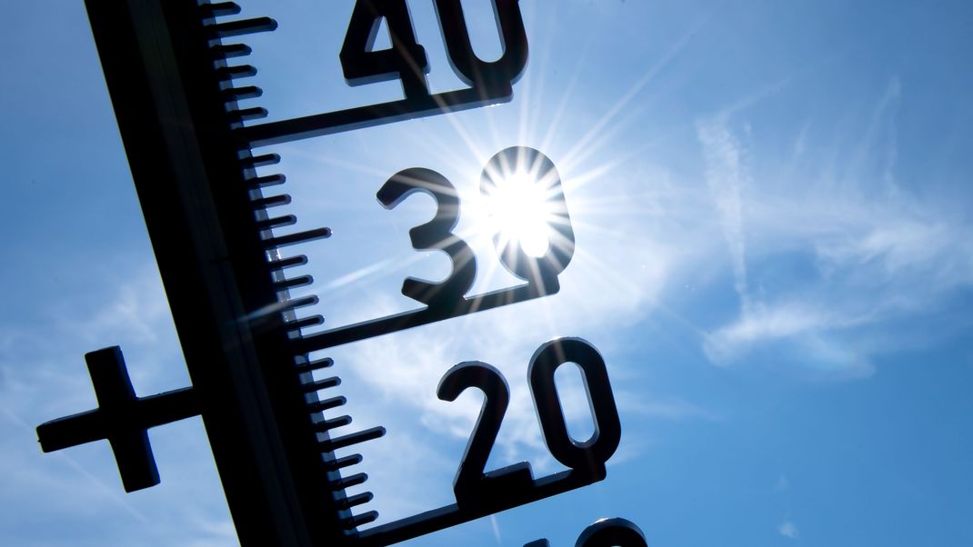 Ein Thermometer zeigt Temperaturen über 30 Grad an.