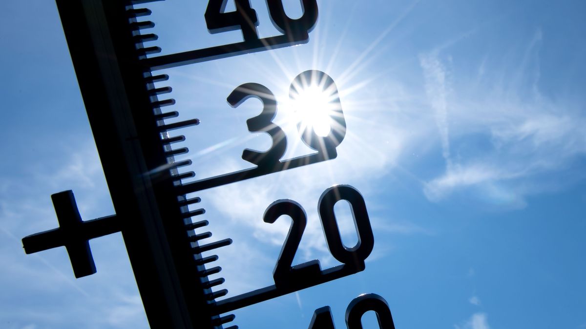 Ein Thermometer zeigt Temperaturen über 30 Grad an.
