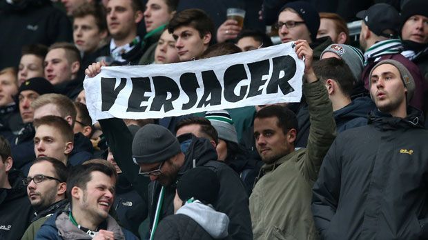 
                <strong>Diese Absteiger stehen bereits fest</strong><br>
                Wut und Tränen. Der Abstieg - ein Stich ins Herz von Spielern und Fans. Die Anhänger von Hannover 96 machten sich mit Plakaten auf ihre Art Luft. Doch der Verein ist nicht der einzige Klub der den Gang in die zweite Liga antreten musste. ran.de zeigt die Absteiger der fünf Top-Ligen.
              