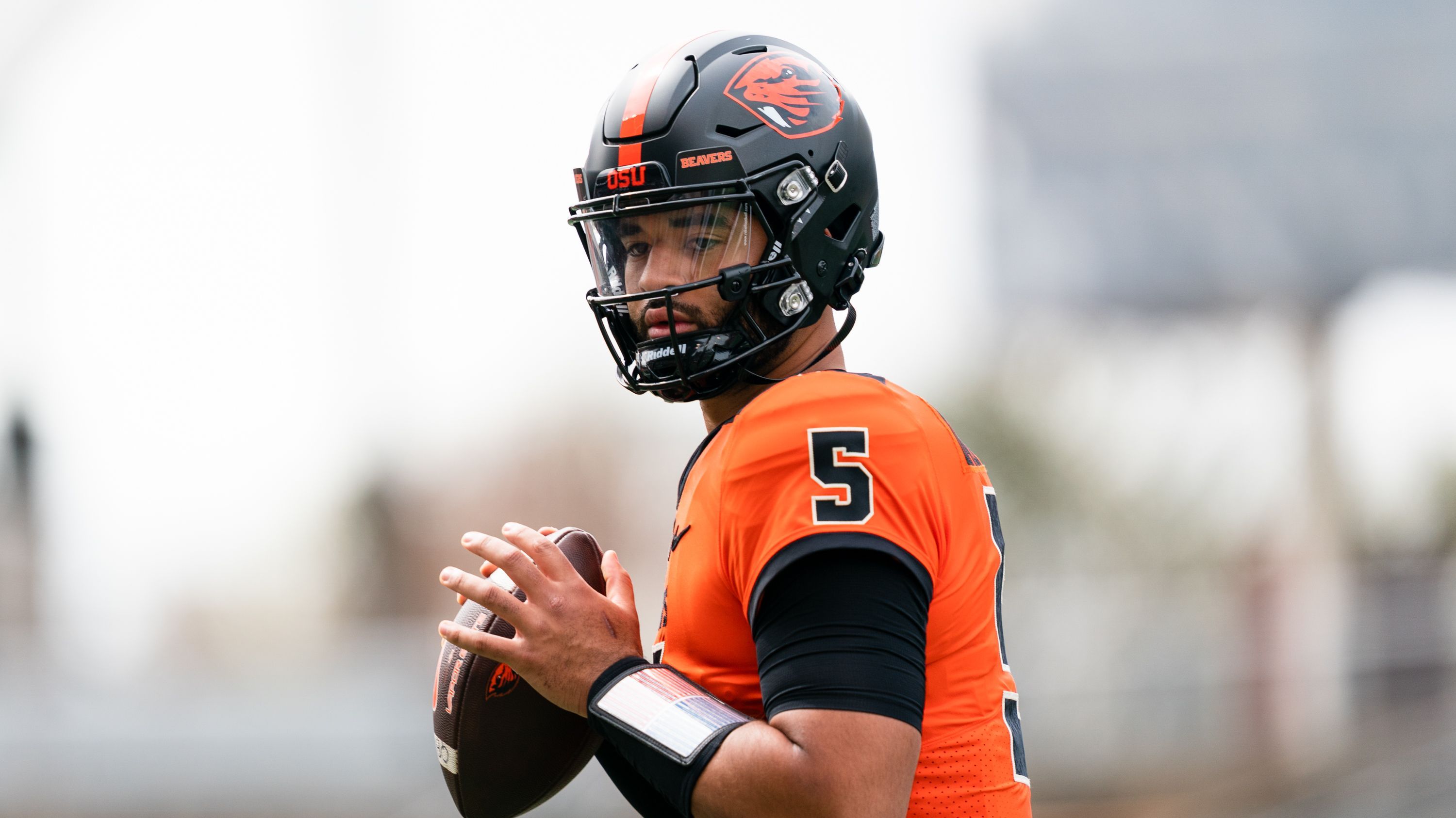 <strong>18. Oregon State Beavers: DJ Uiagalelei</strong><br>Vor nicht allzu langer Zeit galt Uiagalelei als der nächste große Clemson-Star: Er sollte in Trevor Lawrences Fußstapfen treten. Doch Uiagalelei konnte in zwei Saisons als Starter nie vollends überzeugen, wurde letztendlich auf die Bank versetzt und transferierte im Dezember zu Oregon State. Mit den Beavers wird er versuchen, sein Talent wieder zum Vorschein kommen zu lassen.