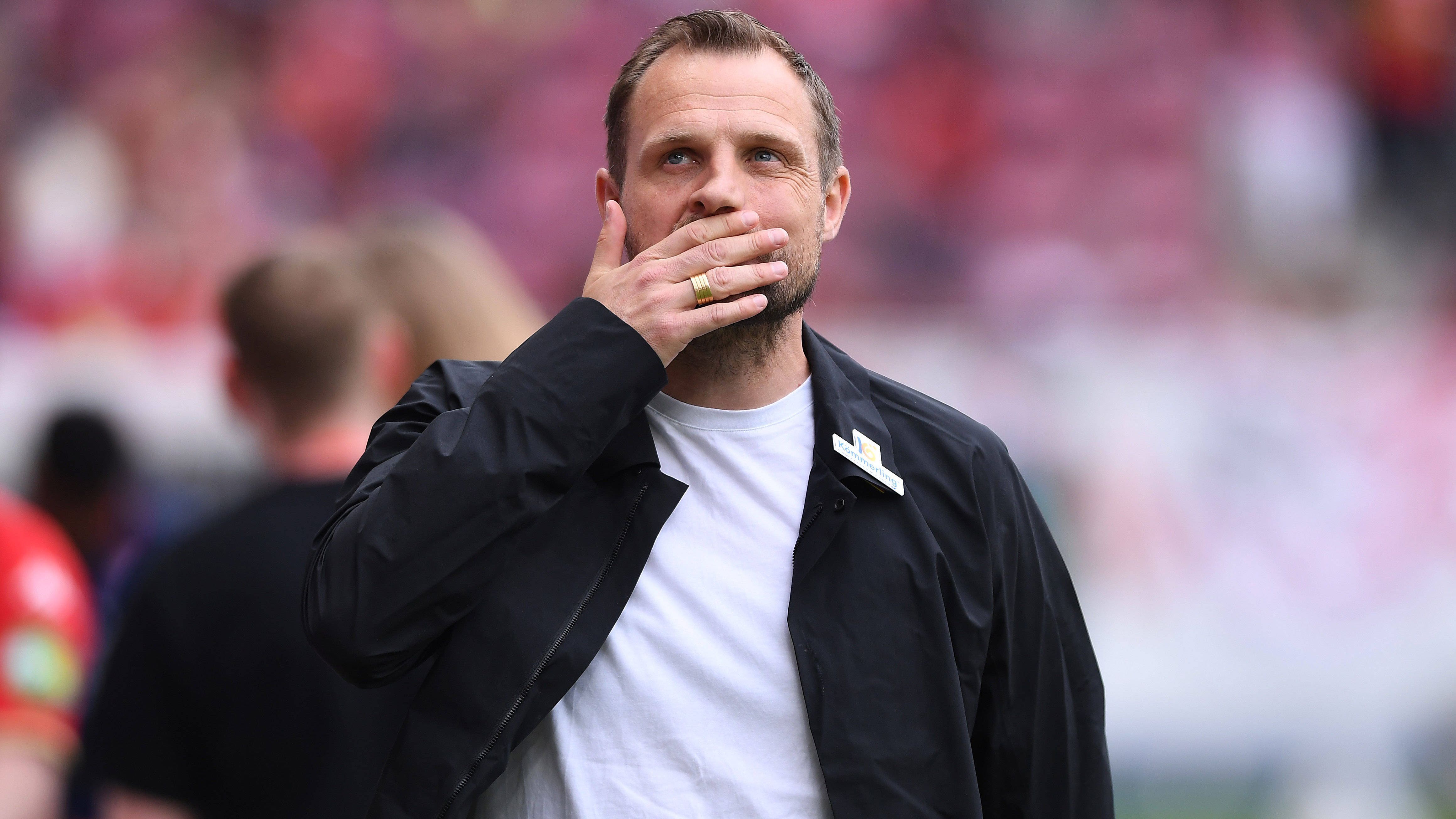 
                <strong>Gewinner: Bo Svensson</strong><br>
                Er ist der Bayern-Schreck in Person. Zumindest wenn es um Bundesliga-Heimspiele von Mainz 05 geht. In den allen drei Partien unter Svensson in Mainz gab es für die 05er jeweils einen Sieg. Fun Fact: Alle dieses drei Spiele fanden im April statt. Das Sahnehäubchen für den Dänen: Durch den Sieg ist Mainz nach wie vor mitten drin im Rennen um die internationalen Ränge.
              