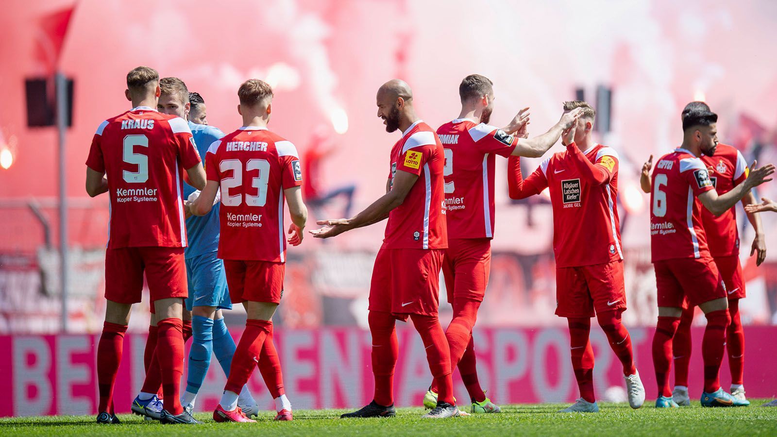 
                <strong>Angeberwissen zu Dynamo Dresden gegen den 1. FC Kaiserslautern</strong><br>
                In der "kleinen Relegation" trifft Dynamo Dresden auf den 1. FC Kaiserslautern (am 20. und 24. Mai ab 19:30 Uhr in SAT.1 und ran.de). Schafft Dresden den Klassenerhalt oder steigen die "Roten Teufel" in die zweite Liga auf? Die Statistik spricht für Kaiserslautern. In bisher 13 Relegationsduellen setzte sich neun Mal der Drittligist durch. Wir füttern euch mit Angeberwissen zu den beiden Spielen.
              