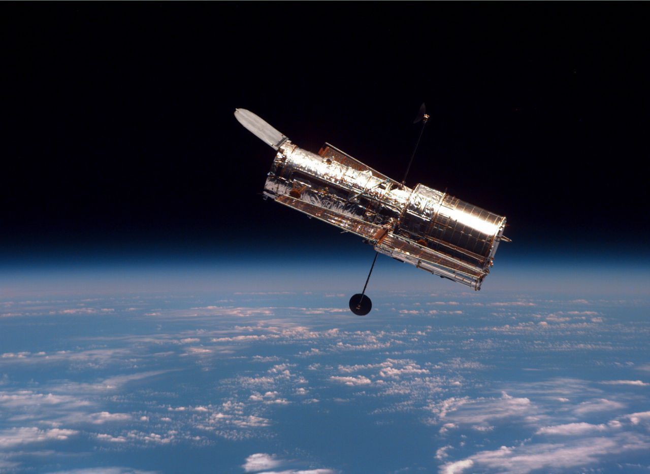 Das berühmteste aller Teleskope fliegt ebenfalls durch den Raum: Hubble. Nach einer Anfangspanne (der Spiegel war falsch geschliffen worden) schaut sein 2,4m großer Spiegel seit 1993 mehr als 13 Milliarden Lichtjahre weit ins Universum hinein. Viel mehr geht nicht, das Universum ist etwa 13,8 Milliarden Jahre alt.
