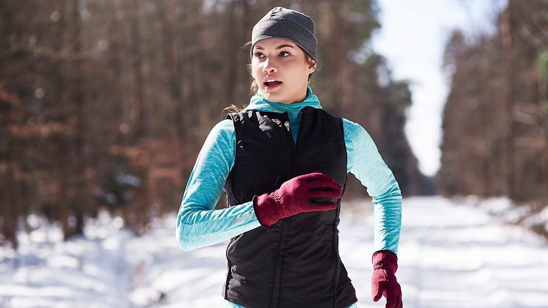 Im Winter stellt das Laufen höhere Anforderungen an deinen Körper als im Sommer. Das ist aber kein Grund, das Training zu unterbrechen.