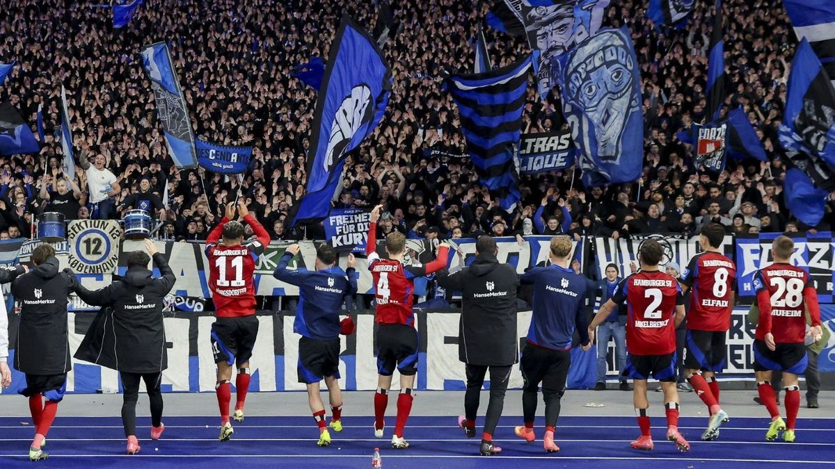 Die HSV-Fans feiern ihre Mannschaft