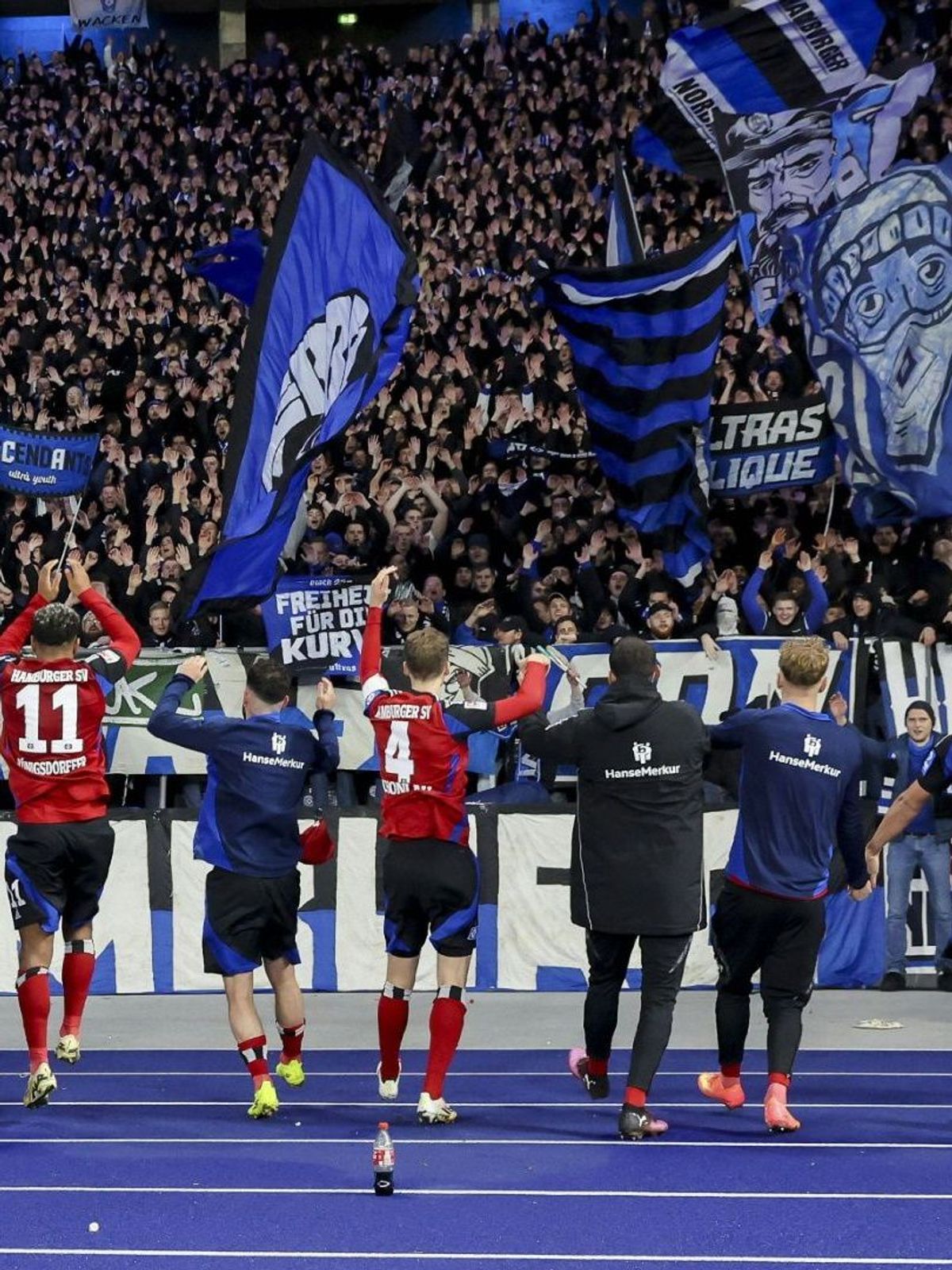 Die HSV-Fans feiern ihre Mannschaft