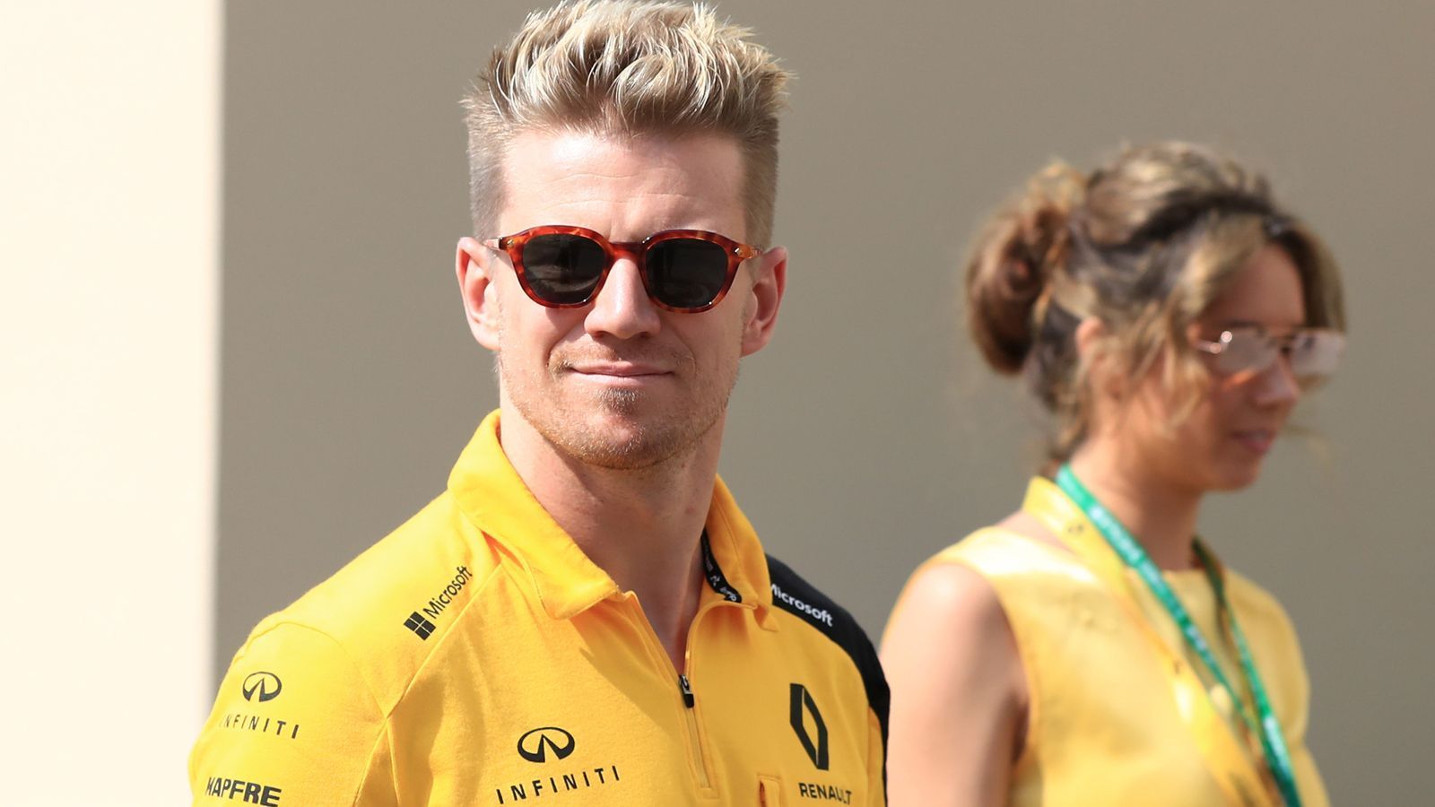 
                <strong>15. Nico Hülkenberg (Renault)</strong><br>
                Erst verlor er das Duell gegen Daniel Ricciardo, dann sein Cockpit bei Renault und am Ende seinen Platz in der Formel 1. Was Hülkenberg 2020 macht, steht noch nicht fest. Was er 2019 in der Königsklasse tat, war solider Durchschnitt. Mit einem möglichen Highlight in Hockenheim, als er sein erstes Podium im Regen wegwarf. Passte zu seiner Saison. Hätte von seinem Können aber definitiv einen Platz im Grid verdient.
              