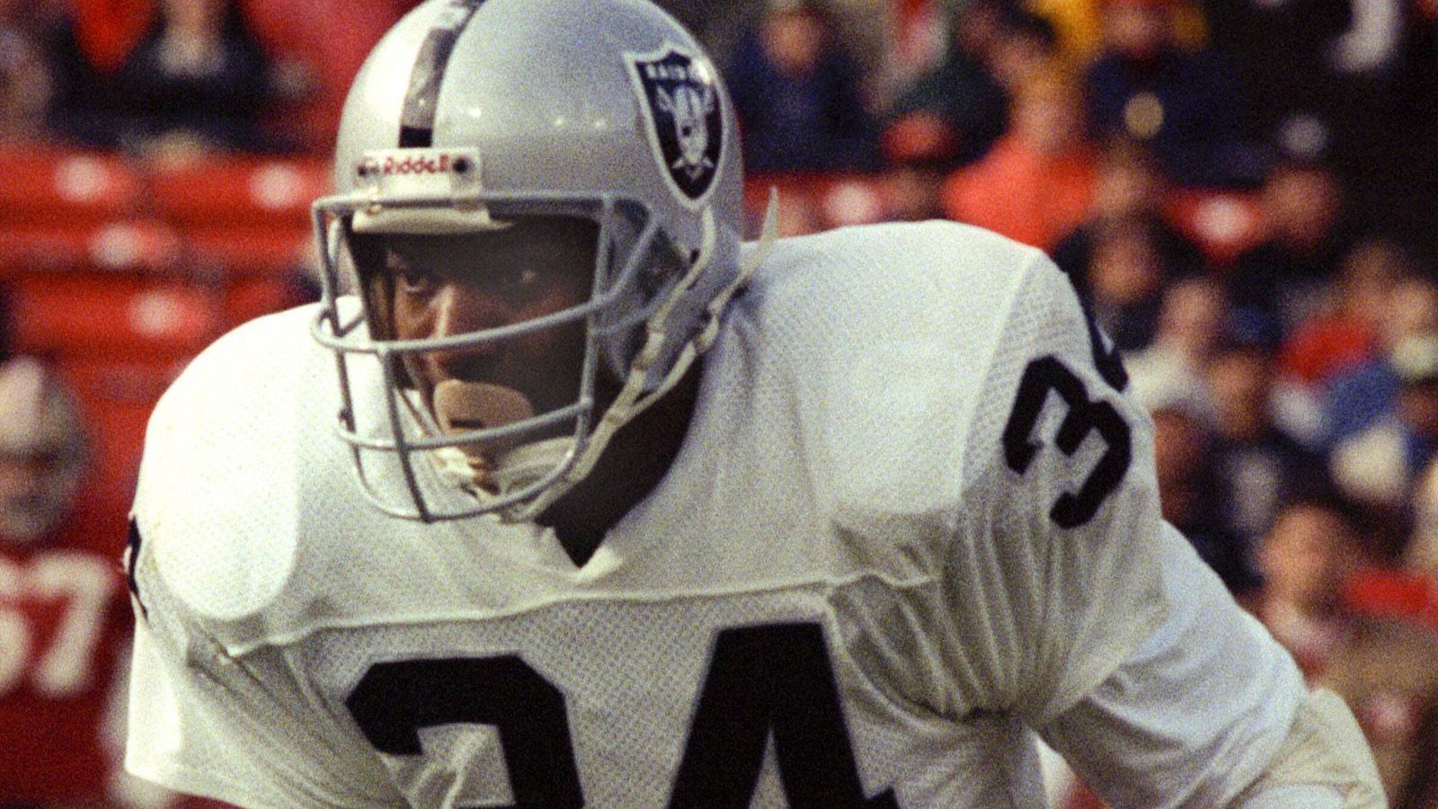 
                <strong>Las Vegas Raiders: Bo Jackson (Running Back) </strong><br>
                Jackson war ein außergewöhnlicher Athlet, der sowohl in der NFL als auch in der MLB erfolgreich war, bevor eine Verletzung seine Karriere beendete.
              