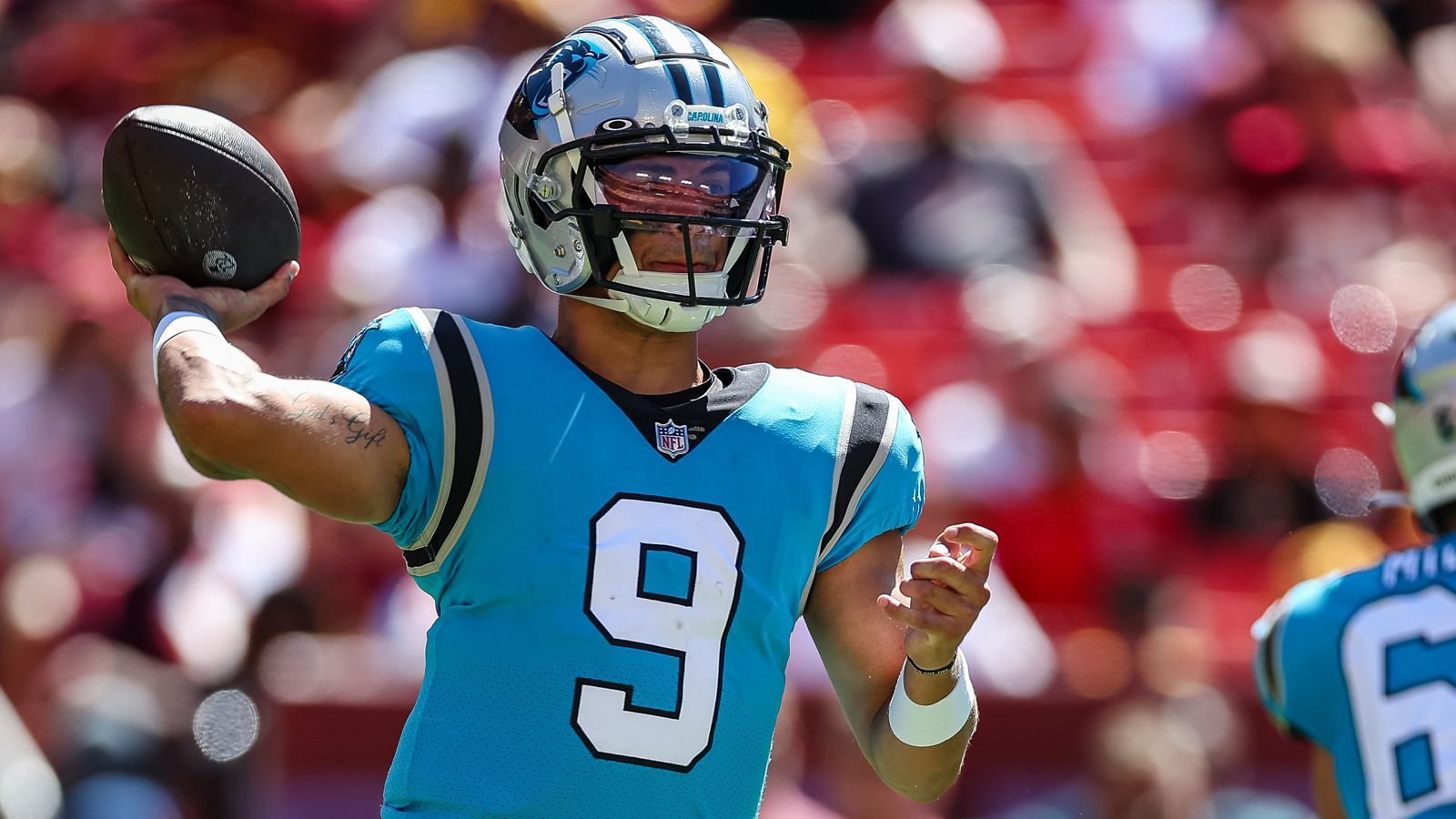 
                <strong>Matt Corral (Carlona Panthers)</strong><br>
                Zwar scheint bei den Panthers Neuzugang Baker Mayfield das Rennen als Starter zu machen, doch etwas NFL-Luft schnuppern durfte Rookie Matt Corral dennoch. Allerdings lief das Debüt des 23-Jährigen durchwachsen. Der Drittrundenpick aus Mississippi brachte bei neun Versuchen lediglich einen Pass für elf Yards an den Mann. Mit solchen Leistungen dürfte es auch schwer werden an Mayfields Backup Sam Darnold vorbeizukommen.
              