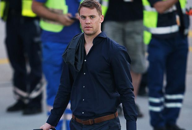 
                <strong>"Fanhansa"-Flug hebt Richtung Brasilien ab</strong><br>
                Manuel Neuer hingegen sieht nicht so entspannt aus. Ob der Keeper wohl noch an seine lädierte Schulter denkt? 
              