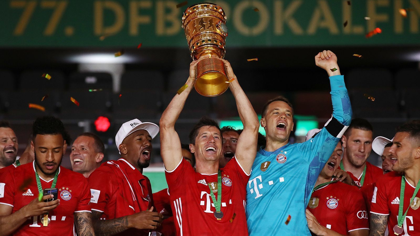 
                <strong>So feiern die Bayern-Spieler den Pokalsieg</strong><br>
                Der FC Bayern München gewinnt das DFB-Pokal-Finale mit 4:2 gegen Bayer Leverkusen. ran zeigt, wie die Geister-Feier der Bayern-Stars im Berliner Olympiastadion abläuft. 
              