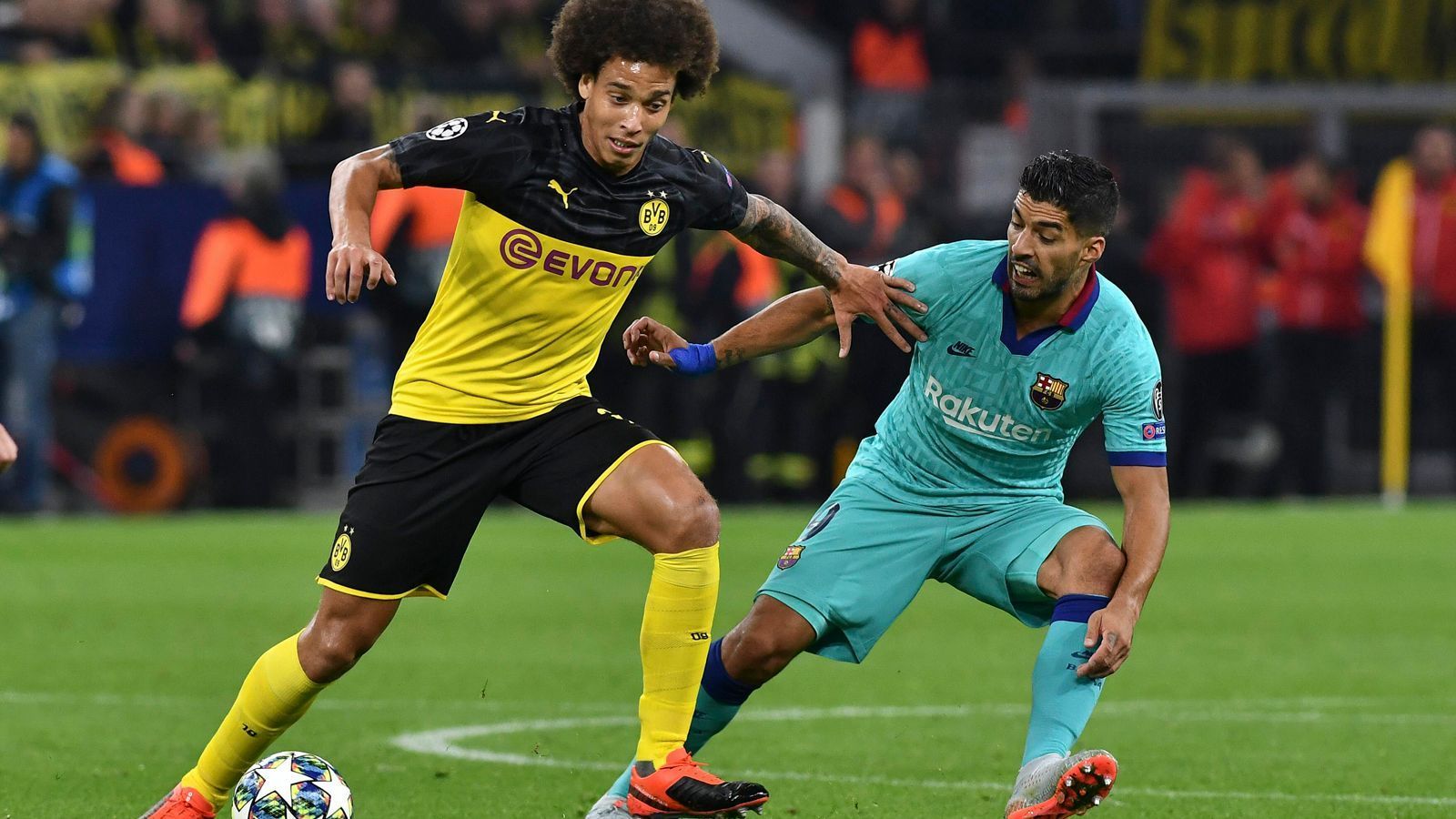 
                <strong>Axel Witsel (Borussia Dortmund)</strong><br>
                Mit Delaney der Mann für die Ordnung im Mittelfeld. Zieht mit Übersicht und Gelassenheit die Fäden, hat seine Zweikämpfe meist im Griff, versucht immer wieder, das Spiel anzukurbeln. ran-Note: 3
              