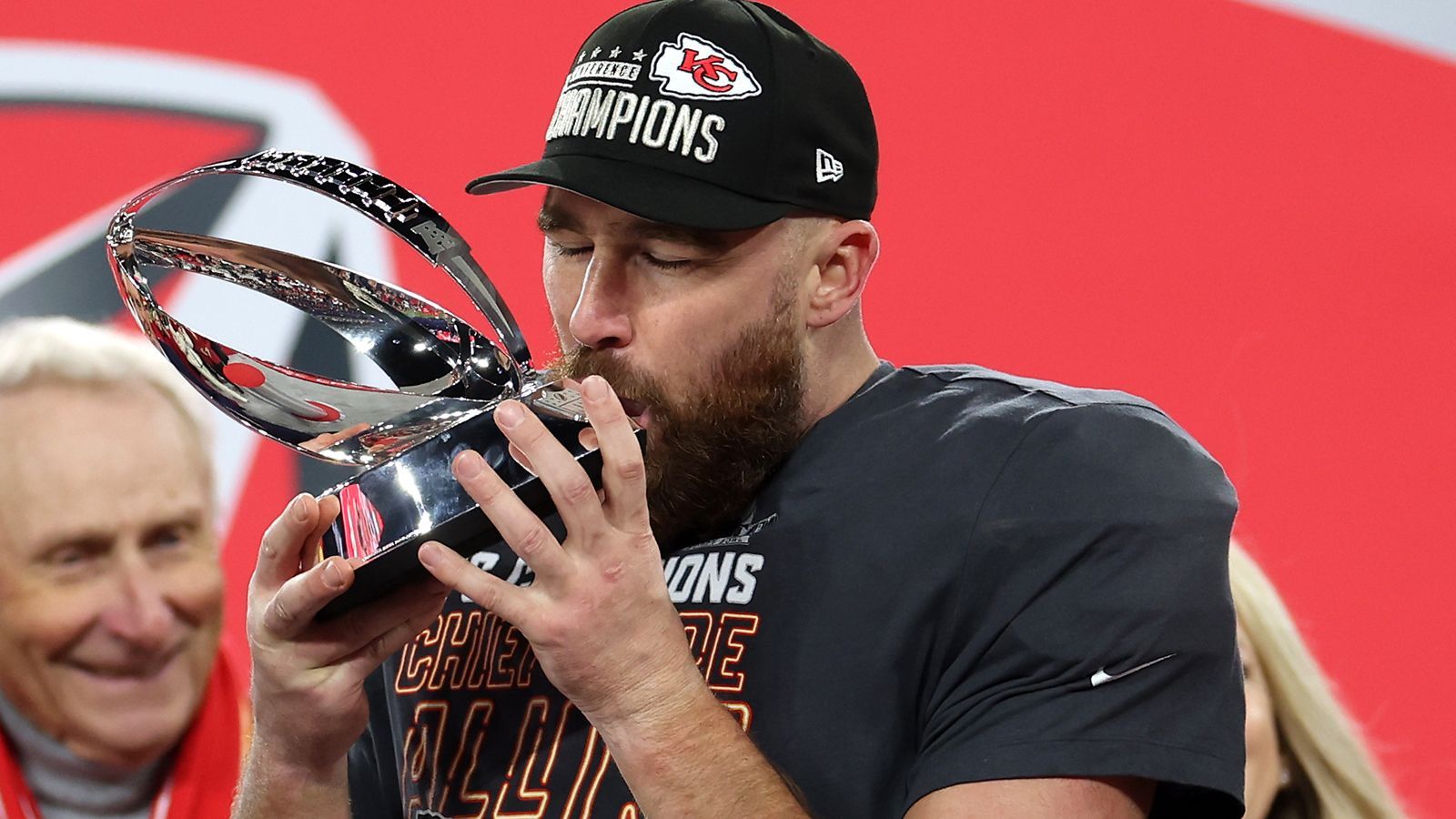 <strong>Ausgaben: Tight End</strong><br><strong>Kansas City Chiefs:</strong>&nbsp;17,6 Millionen US-Dollar<br><strong>Top-Verdiener bei den Chiefs:</strong>&nbsp;Travis Kelce (14,7 Millionen US-Dollar)<br><strong>San Francisco 49ers:</strong>&nbsp;13,1 Millionen US-Dollar<br><strong>Top-Verdiener bei den 49ers:</strong>&nbsp;George Kittle (9,6 Millionen US-Dollar)