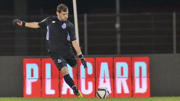 
                <strong>Iker Casillas: Meiste Einsätze</strong><br>
                Iker Casillas: Mit seinem Einsatz gegen den FC Chelsea ist Porto-Keeper Iker Casillas an Xavi Hernandez vorbeigezogen und ist nun alleiniger Rekordhalter. Beide hatten vor der Partie 151 Champions-League-Spiele absolviert. Nun kommt Casillas auf 152 und lässt Xavi, der mittlerweile in Katar aktiv ist, hinter sich.
              