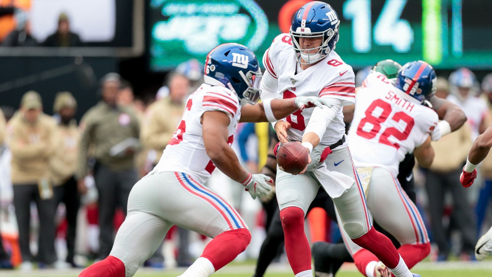 
                <strong>New York Giants – die Ausgangssituation </strong><br>
                Die New York Giants blicken auf drei misslungene Spielzeiten mit jeweils fünf Siegen oder weniger zurück. Vergangene Saison gab es eine 4-12 Bilanz. Die Offense landete auf Platz 23 der NFL, die Defense auf Platz 25. Die ohnehin schwächelnde Offensive Line wurde durch den Abgang von Right Tackle Mike Remmers (Kansas City Chiefs) weiter geschwächt. In der Defense wurde viel Geld in die Hand genommen, um Cornerback James Bradberry (Carolina Panthers) und Linebacker Blake Martinez (Green Bay Packers) nach New York zu holen. Im Draft müssen nun die nächsten Schritte erfolgen. Mit dem Pick-Nummer-4 stehen General Manager Dave Gettleman alle Optionen offen. Nachdem zuletzt die Erstrunden-Picks für die Offense (Daniel Jones, Saquon Barkley) genutzt wurden, könnte das Augenmerk nun auf der Defense liegen.
              