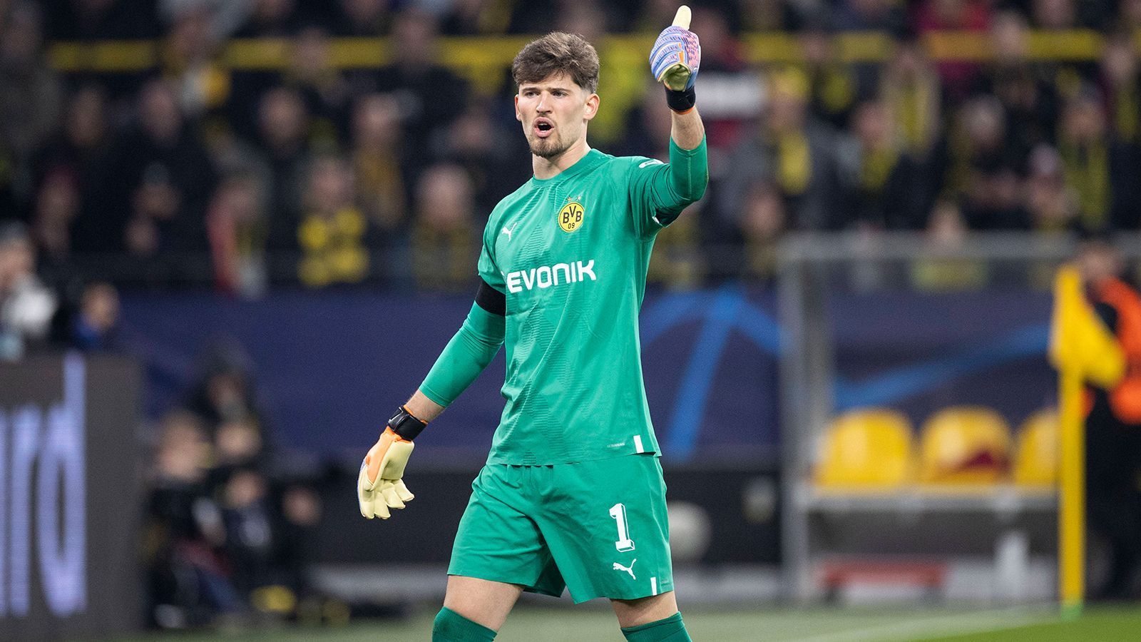 
                <strong>Gregor Kobel (Borussia Dortmund)</strong><br>
                Dortmunds Keeper muss früh Kopf und Kragen gegen Kai Havertz riskieren, behält aber auch dabei die Ruhe wie im weiteren Spiel in den allermeisten Szenen. Gut zehn Minuten nach der Pause zeigt er bei einem Freistoß von Reece James seine Klasse und wehrt den Ball stark ab. In weiterer Folge rettet er auch richtig stark gegen Hakim Ziyech. In der Nachspielzeit rettet er gegen Enzo Fernandez mit einer weiteren Glanztat den Sieg. ran-Note: 1.
              