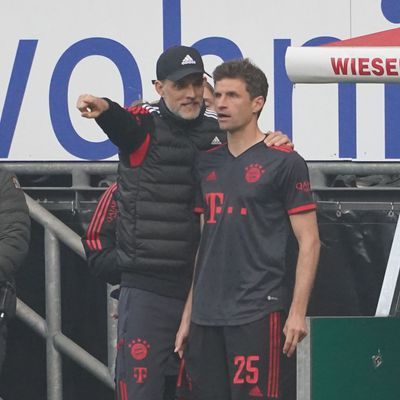 Trainer Thomas Tuchel spricht mit Thomas Müller. 