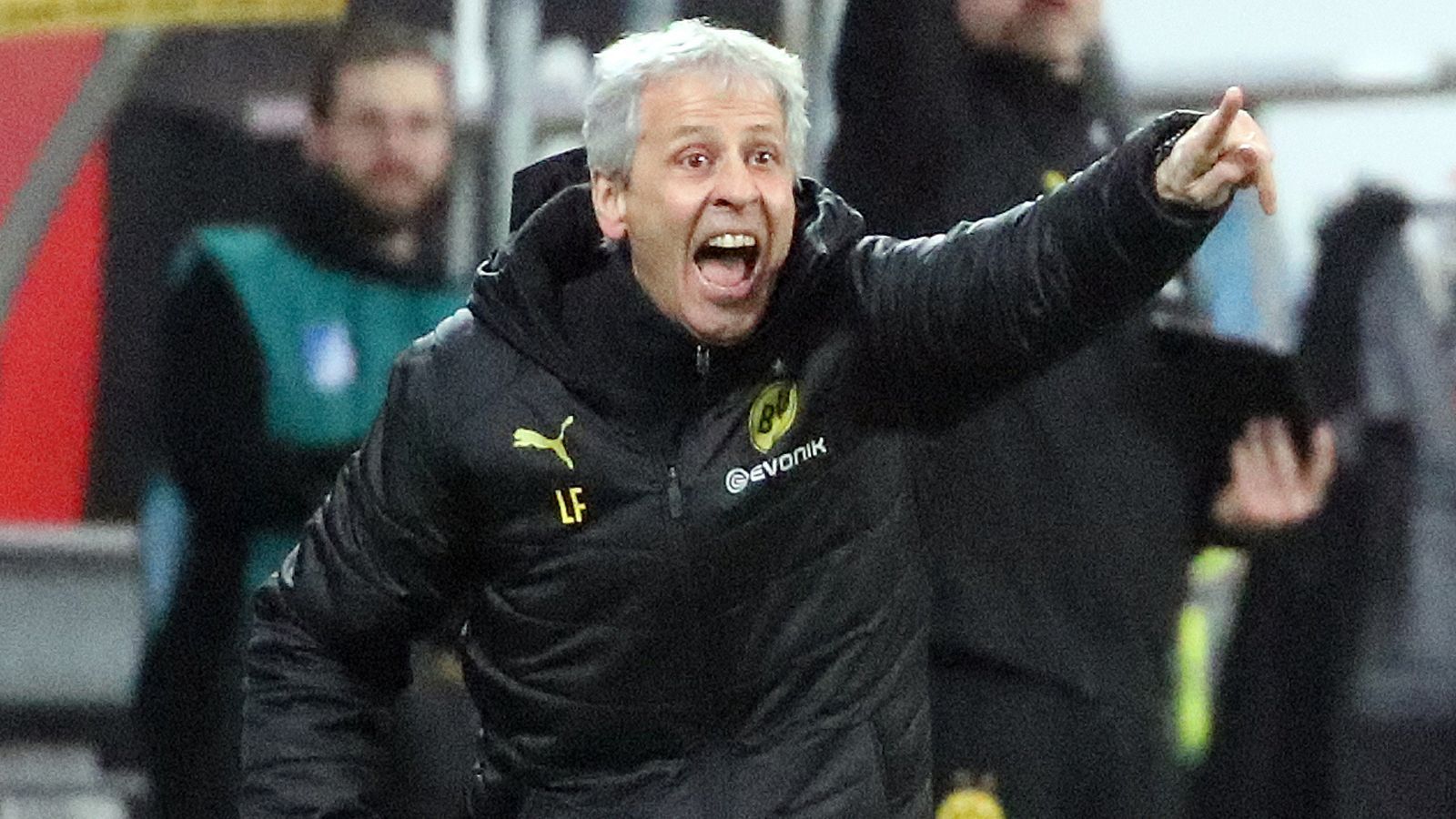 
                <strong>17. Spieltag: Favre emotional</strong><br>
                Mentalitätsdebatte 2.0? So ähnlich. Nachdem der BVB am 17. Spieltag in Hoffenheim ein 1:0 noch komplett aus der Hand gibt, rastet Trainer Lucien Favre für seine Verhältnisse fast schon aus. "Es ist dumm, einfach nur dumm", fluchte der Schweizer: "Es ist kaum zu glauben, wie viele Punkte wir dumm verloren haben. Das kostet uns so viel." Immerhin: Sie wollen in Dortmund ja einen Trainer, der auch mal emotional wird.
              