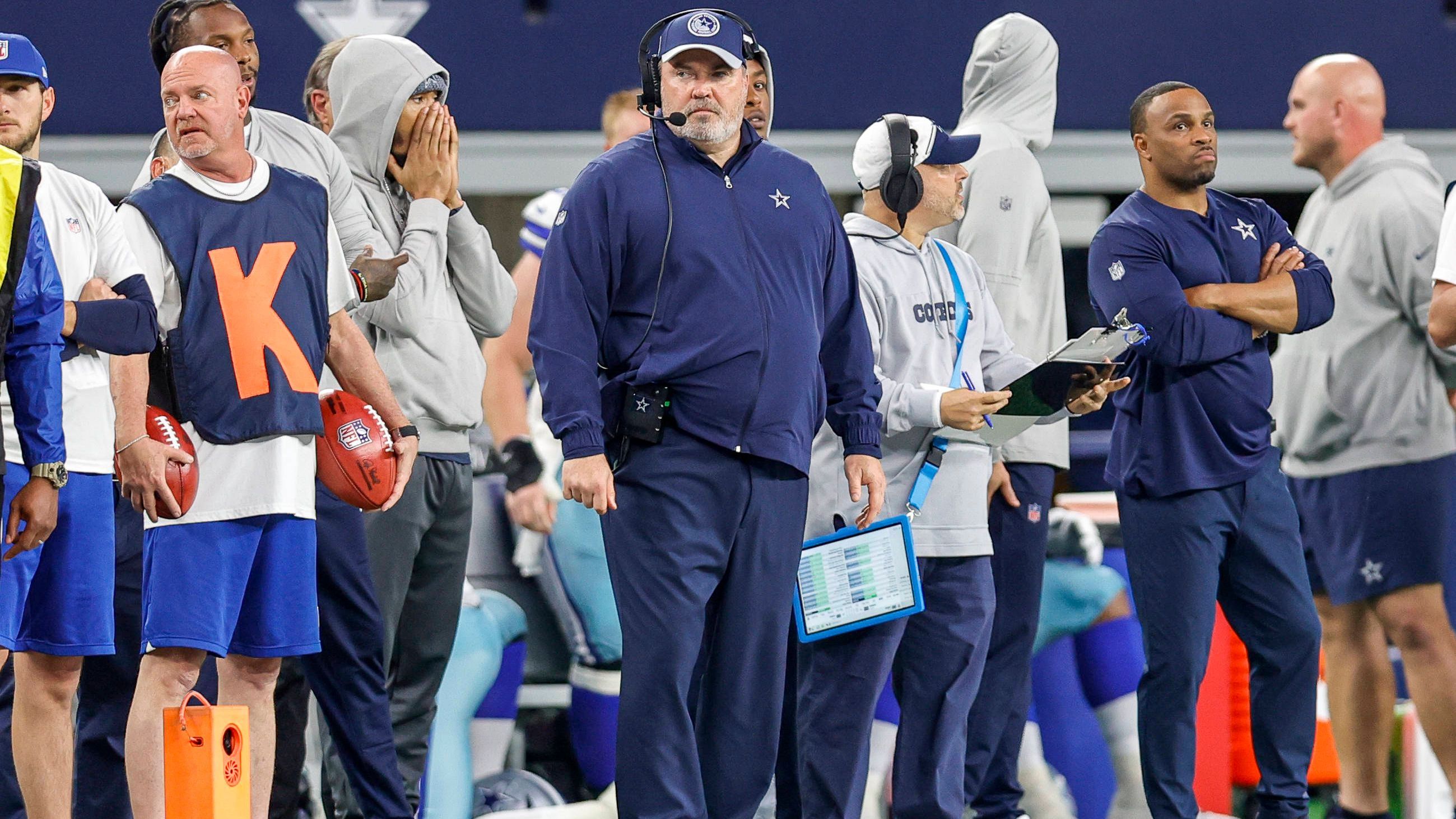 <strong>Mike McCarthy (Head Coach der Dallas Cowboys)</strong><br>Wenn man von Druck spricht, dann ist Mike McCarthy unter den NFL-Trainern das beste Beispiel. Dabei sind die Ähnlichkeiten zu Sirianni verblüffend. Auch der 60-Jährige erreichte mit den Cowboys dreimal in Folge die Playoffs. Das hilft aber wenig, wenn man sich an den vergangenen Januar zurückerinnert.&nbsp;