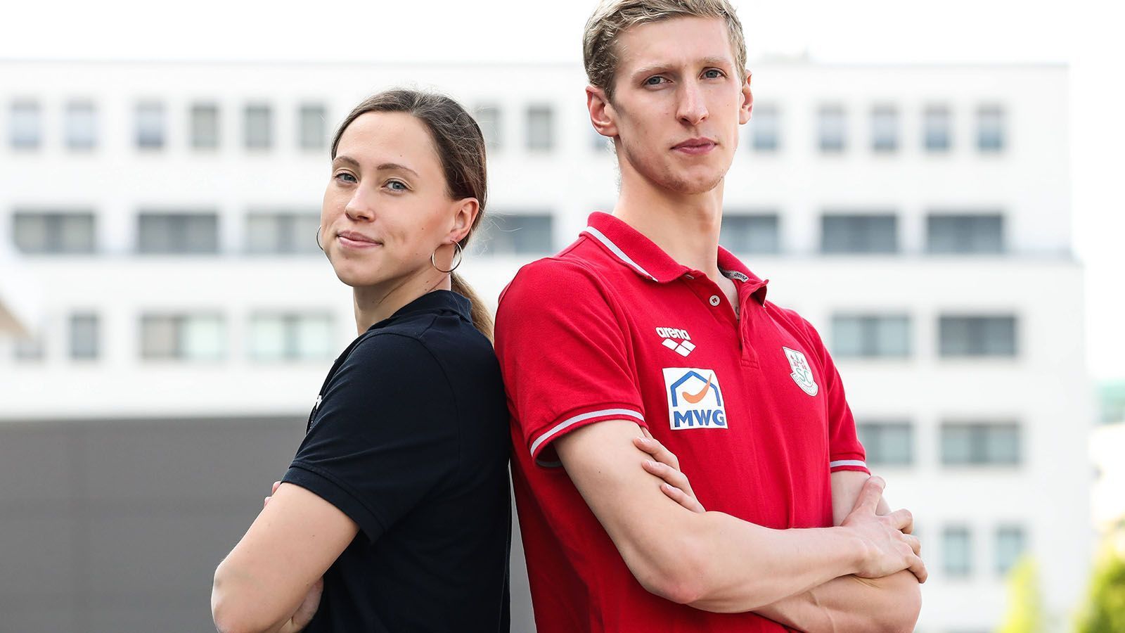 
                <strong>Florian Wellbrock (Schwimmen)</strong><br>
                Nach zwei Spielen ohne Medaillen im Beckenschwimmen ist die Hoffnung groß, dass es diesmal wieder klappt. Die besten Chancen hat Doppel-Weltmeister Florian Wellbrock über 1500 Meter Freistil. Der 23-Jährige zählt auch im Freiwasser zu den Medaillenkandidaten. Seine Verlobte Sarah Köhler (l.) will als Vizeweltmeisterin auch um die Medaillen mitkämpfen.
              