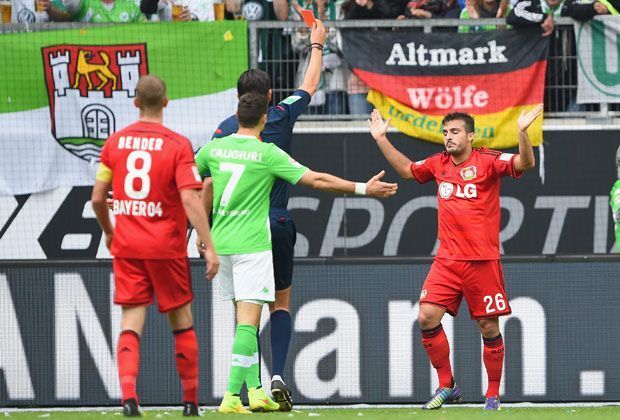 
                <strong>FLOP: Donatis Blitz-Rot </strong><br>
                So hat sich Giulio Donati seine Rückkehr in die Startelf von Bayer 04 Leverkusen sicherlich nicht vorgestellt. Nach bereits sieben Minuten muss der Italiener nach einer Notbremse vom Platz. Rodriguez sagt Danke und verwandelt den anschließenden Elfmeter.
              