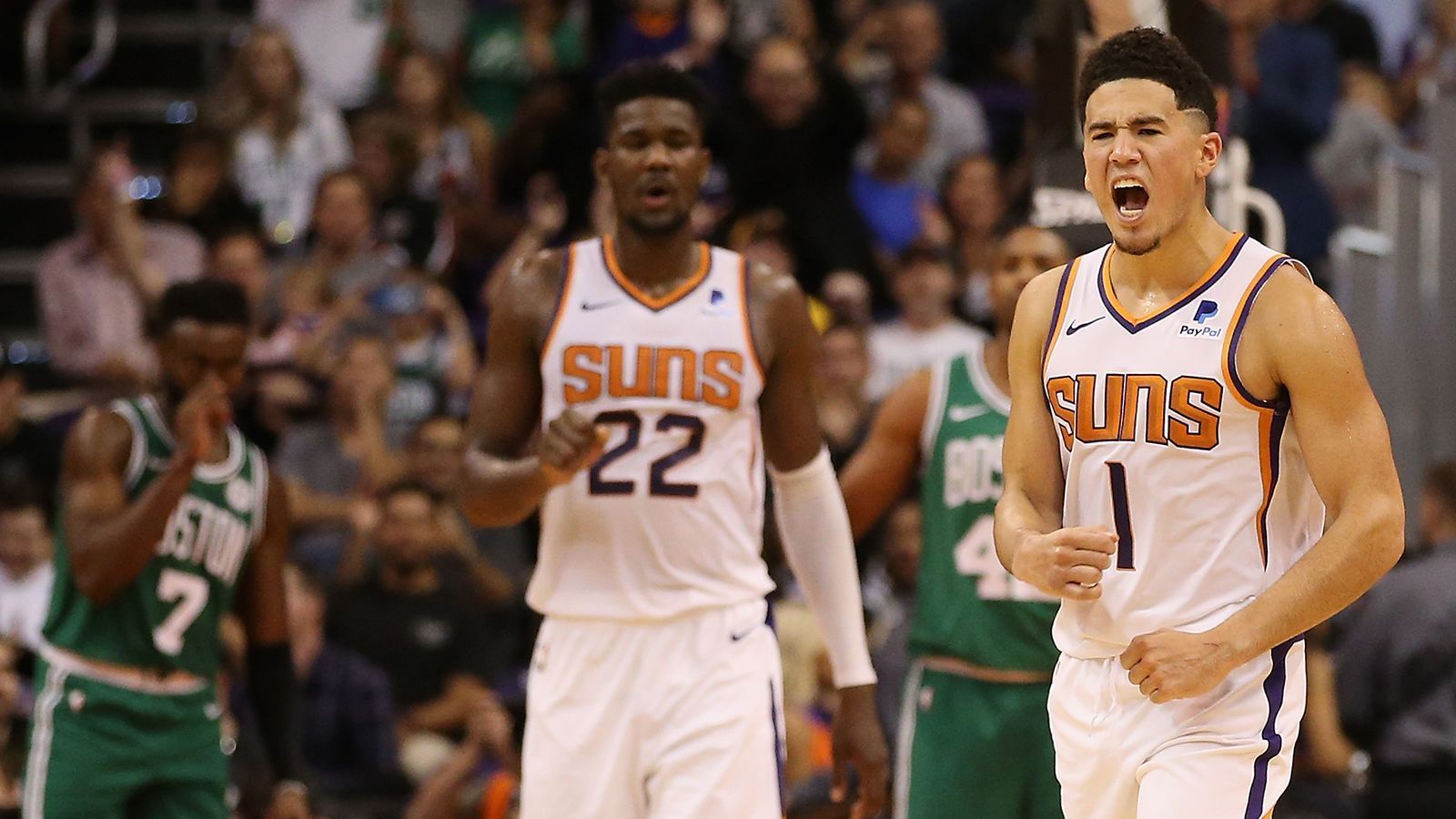 
                <strong>10. Pick: Phoenix Suns</strong><br>
                Ganz anders bei den Suns, die während der Seeding Games in Orlando für mächtig Aufsehen sorgten. Das Team um Shooting-Maschine Devin Booker gewann alle acht Spiele in der Bubble und verpasste trotzdem hauchzart die Playoffs. Mit dem jungen Dreiergespann um Booker, Kelly Oubre Jr. und Deandre Ayton stehen wohl bessere Zeiten bevor. Vielleicht kommt im Draft dann auch eine weitere Konstante dazu. Ein weiterer Big Men würde nicht schaden. 
              