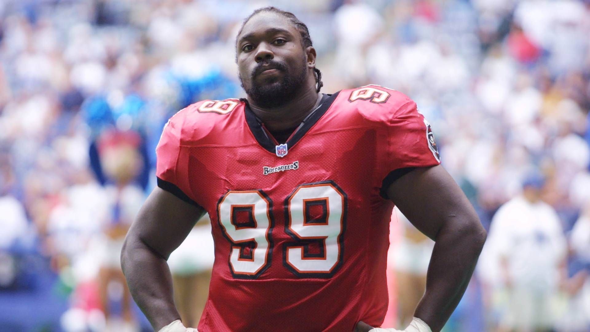 
                <strong>Warren Sapp</strong><br>
                Wenn selbst die NFL sich einschaltet und Gerüchte über einen Draft Prospect dementiert, muss es wohl um etwas Gravierendes gehen. Warren Sapp ging mit der schnellsten Combine-Zeit eines Defensive Tackles in den Draft 1995 und wurde von den meisten Experten in den Top 10, eventuell sogar in den Top 5 gesehen. Am Abend vor dem Draft tauchten dann aber Berichte auf, wonach Sapp mehrfach bei Kokain- und Marihuana-Tests durchgefallen sei. Die Folge: Sapp rutschte ab, fiel aber noch recht weich. An zwölfter Stelle ging er zu den Tampa Bay Buccaneers. Die NFL dementierte die Berichte über Sapp entschieden, er selbst sprach später davon, jemand habe ihn sabotieren wollen.
              