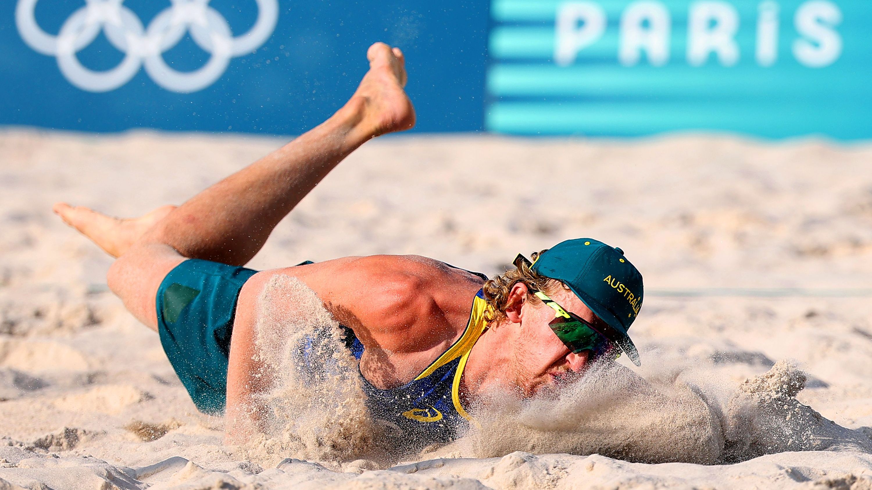 <strong>Olympia 2024: Die besten Bilder des vierten Tages</strong><br>Das Gesicht des australischen Beachvolleyballers Zachery Schubert macht nach einem Dive Bekanntschaft mit dem Untergrund.