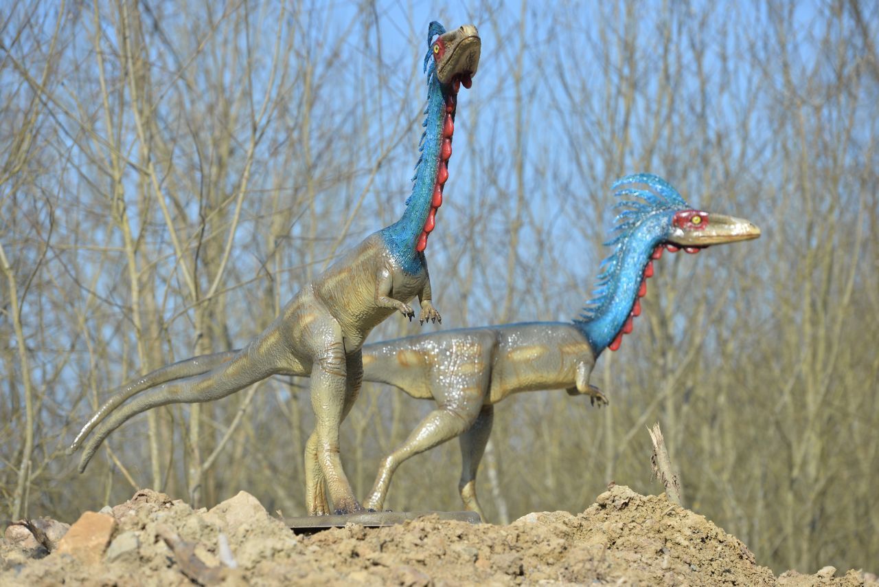Bin ich blau oder was? Nein, keine Angst. Diese zwei Coelophysis-Dinos sind nur Modelle. Sie stehen im Dinosaurierpark Teufelsschlucht in Ernzen in der Eifel. 